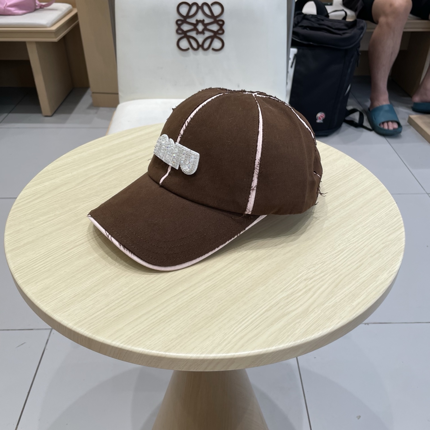  miumiu 上新✓秋款
甜酷十足的棒球帽🧢
扎染工艺设计 很特别‼️