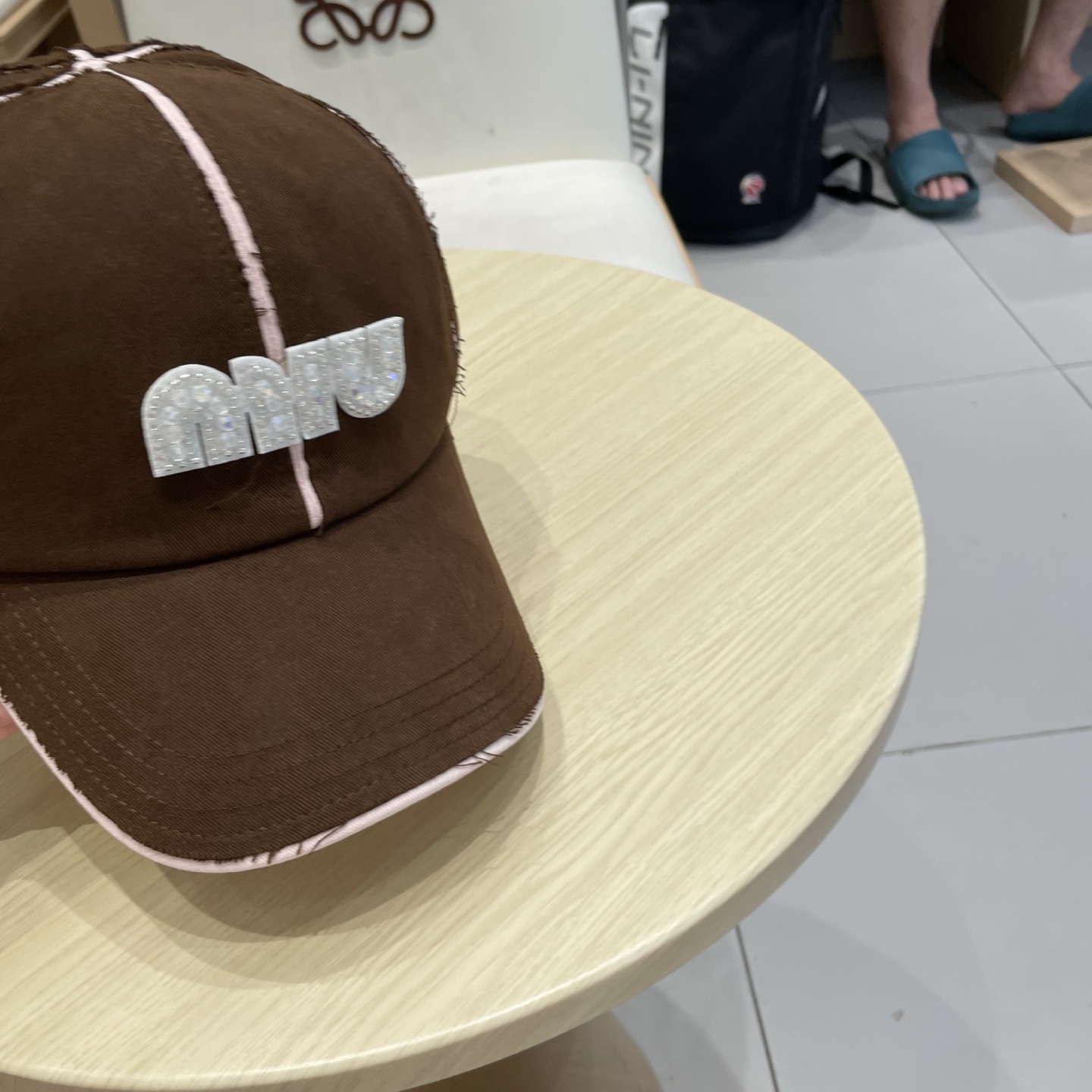  miumiu 上新✓秋款
甜酷十足的棒球帽🧢
扎染工艺设计 很特别‼️