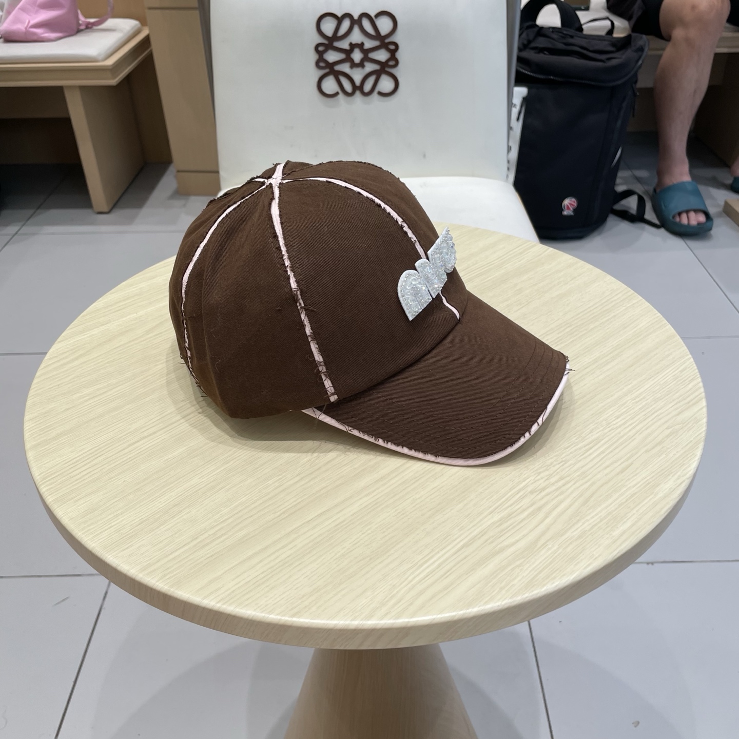  miumiu 上新✓秋款
甜酷十足的棒球帽🧢
扎染工艺设计 很特别‼️