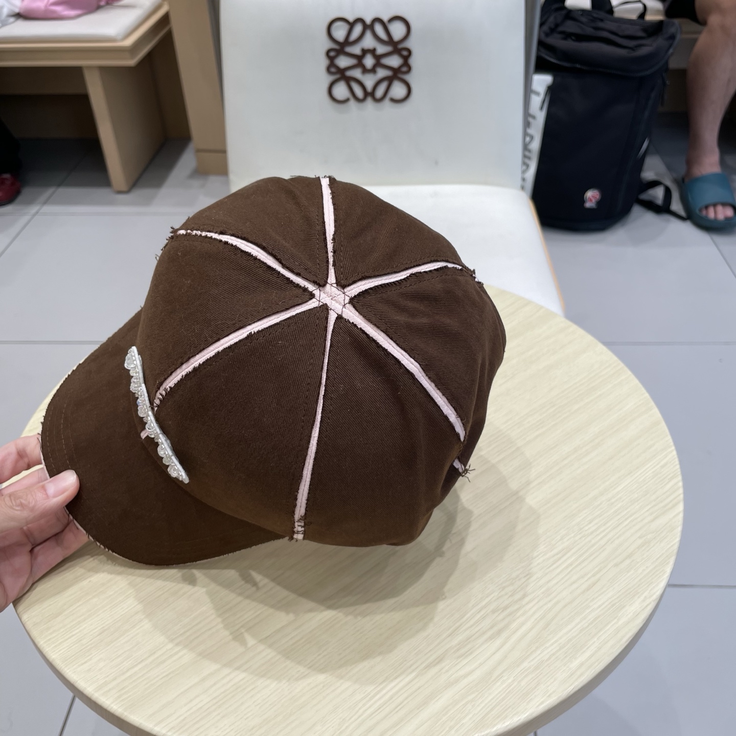  miumiu 上新✓秋款
甜酷十足的棒球帽🧢
扎染工艺设计 很特别‼️