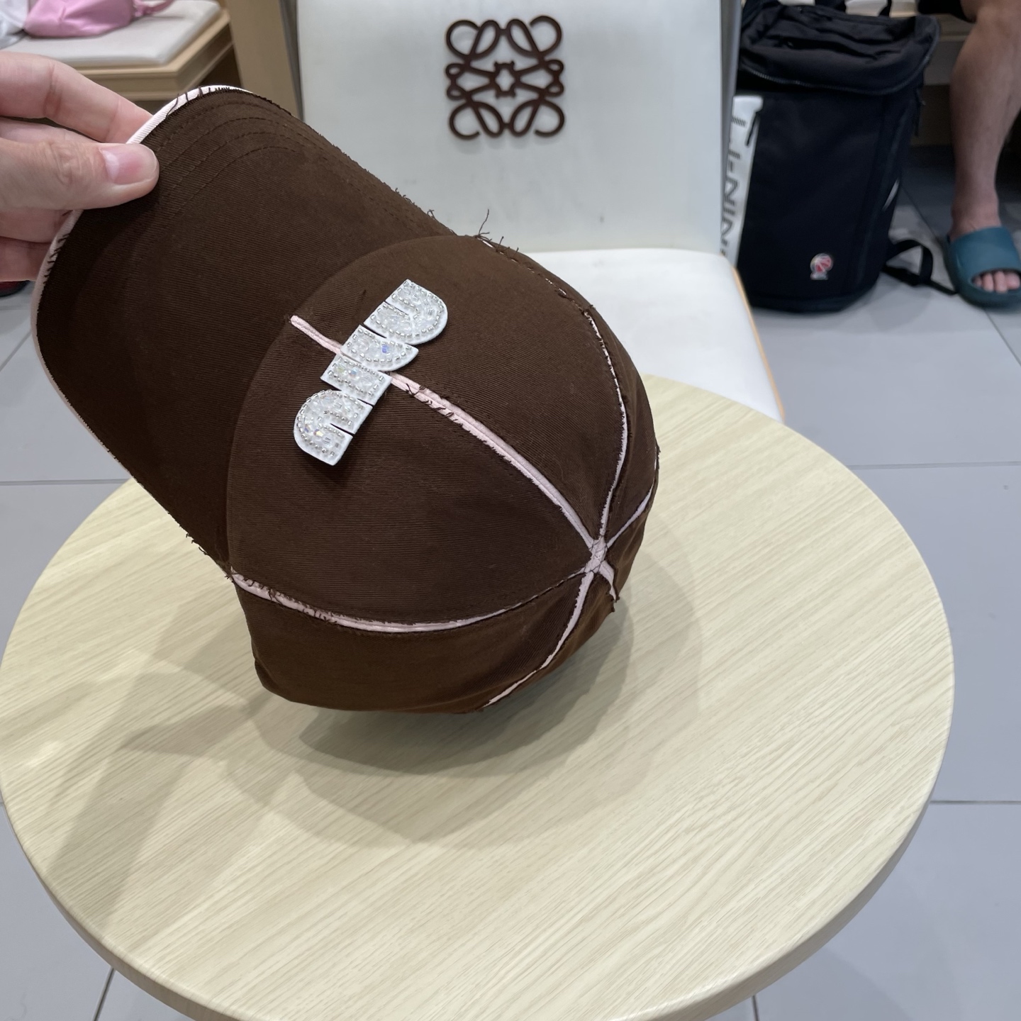  miumiu 上新✓秋款
甜酷十足的棒球帽🧢
扎染工艺设计 很特别‼️