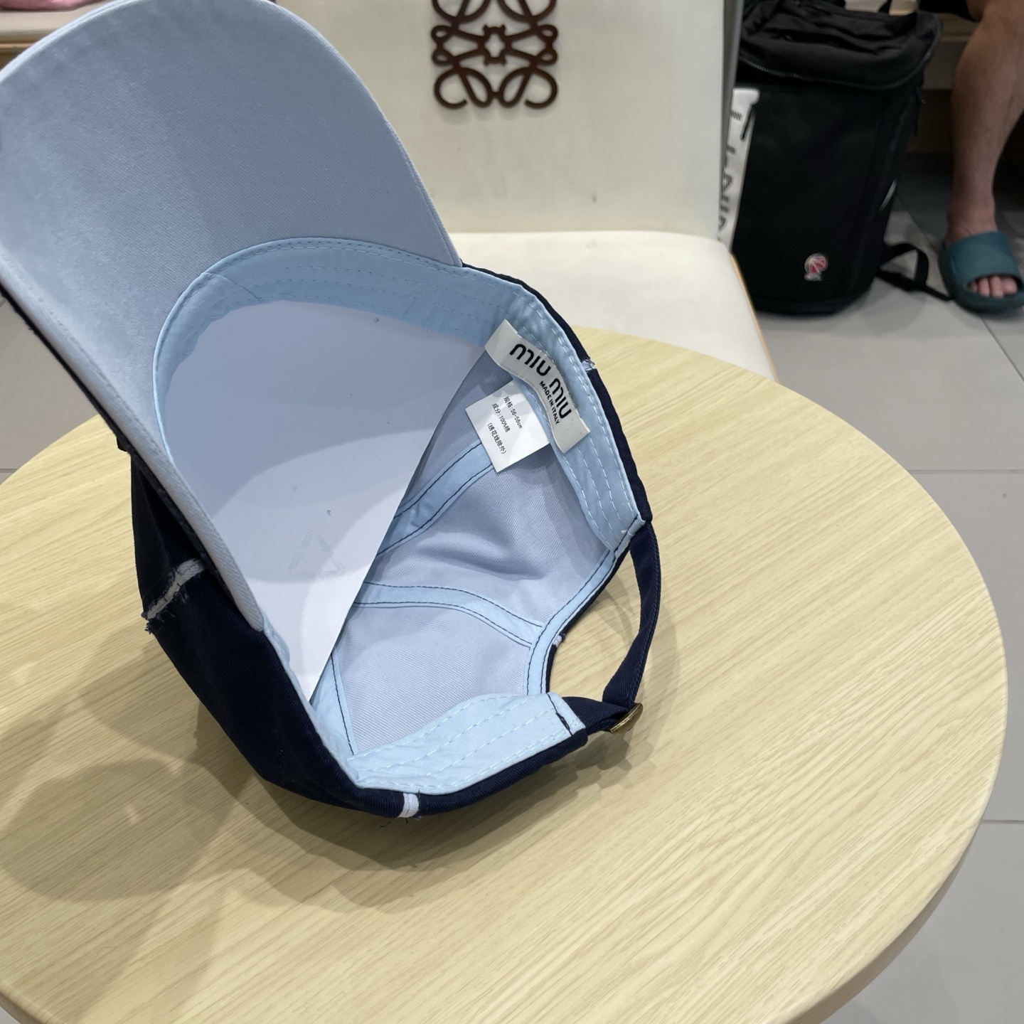  miumiu 上新✓秋款
甜酷十足的棒球帽🧢
扎染工艺设计 很特别‼️