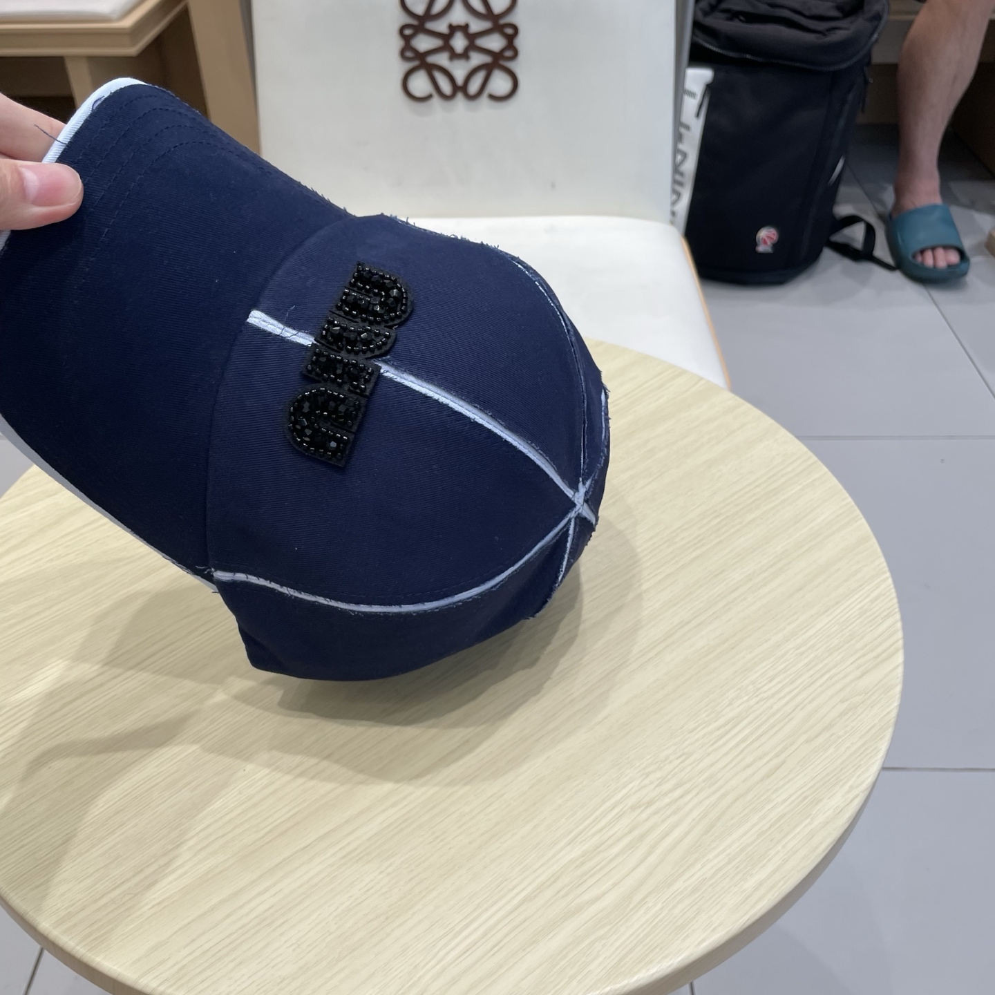  miumiu 上新✓秋款
甜酷十足的棒球帽🧢
扎染工艺设计 很特别‼️