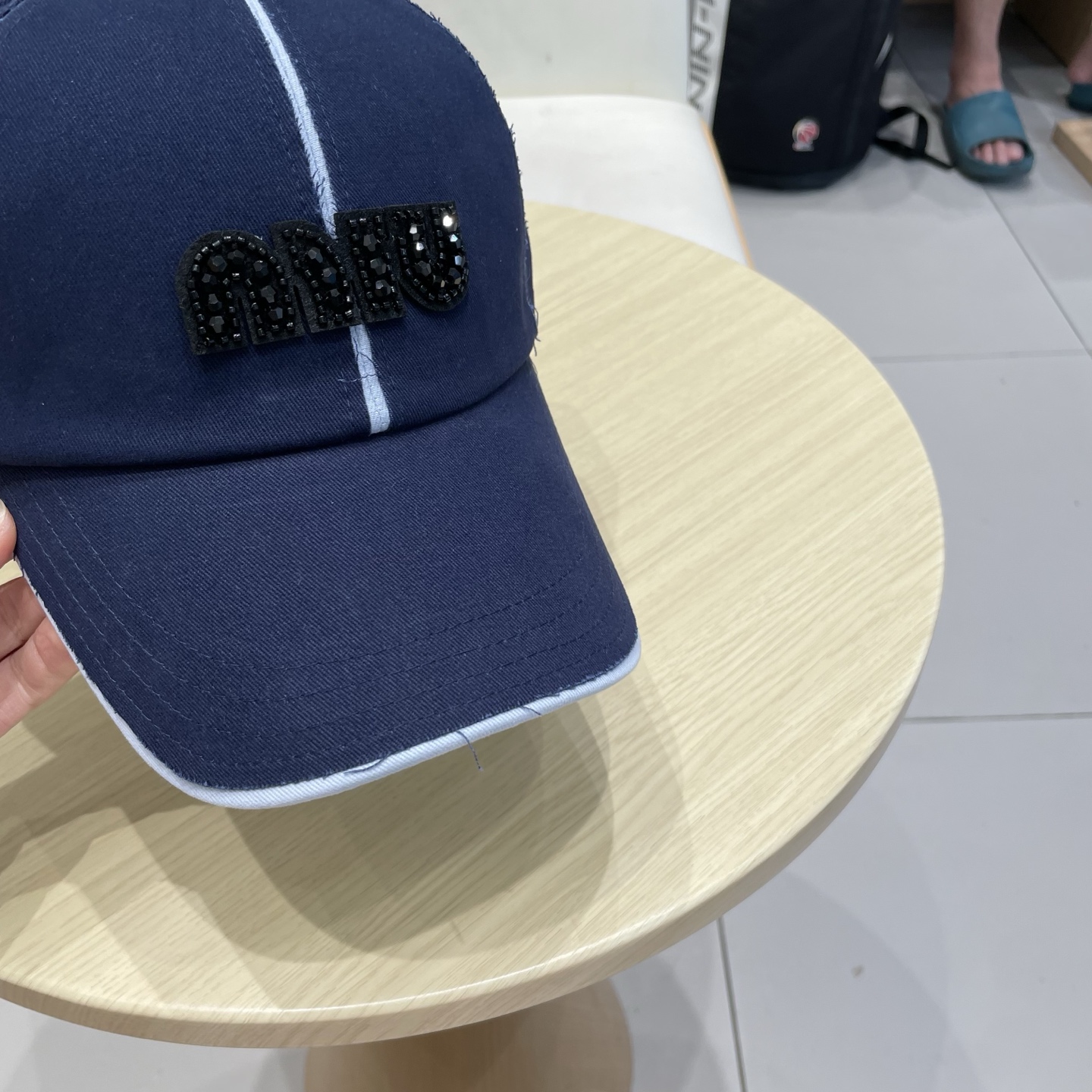  miumiu 上新✓秋款
甜酷十足的棒球帽🧢
扎染工艺设计 很特别‼️