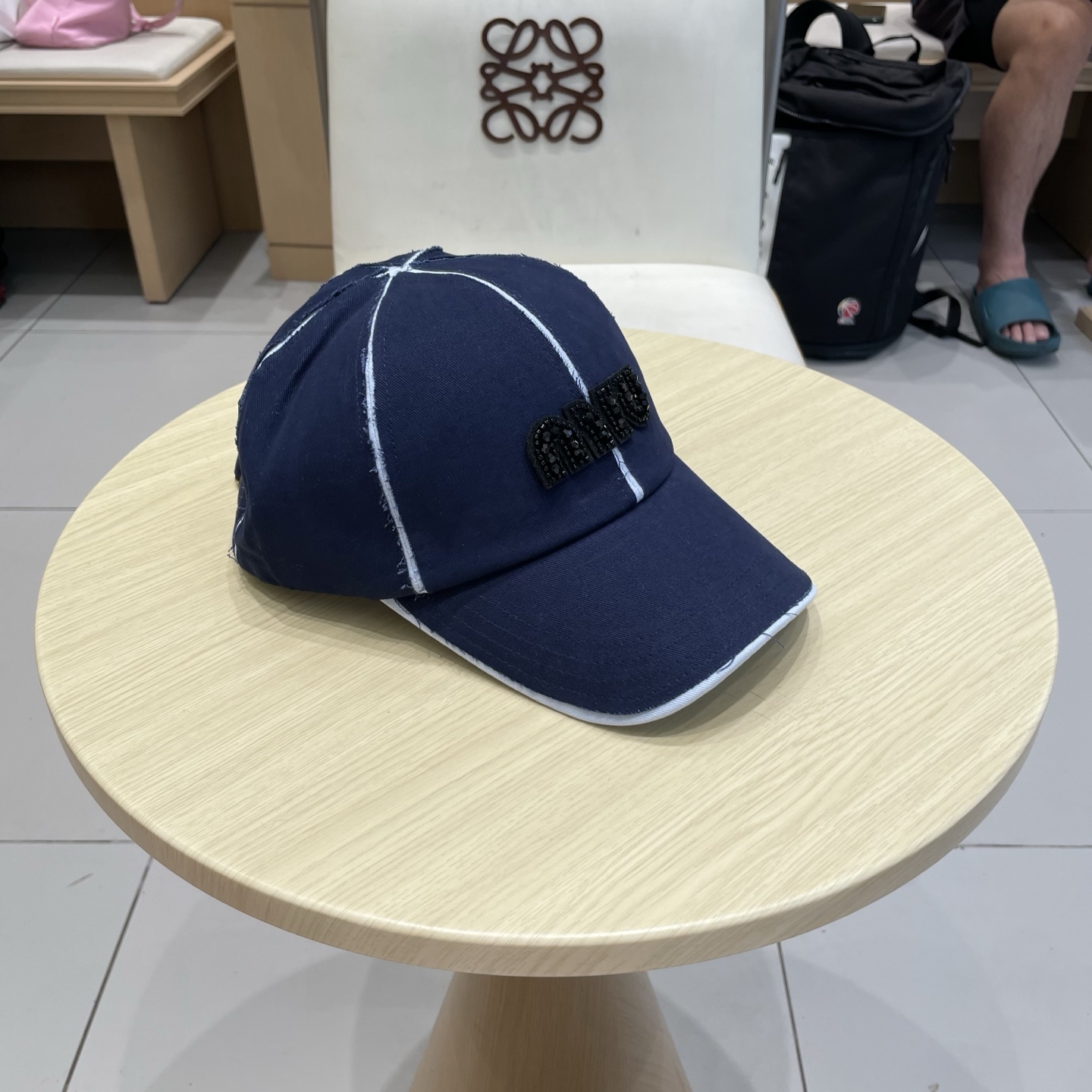  miumiu 上新✓秋款
甜酷十足的棒球帽🧢
扎染工艺设计 很特别‼️