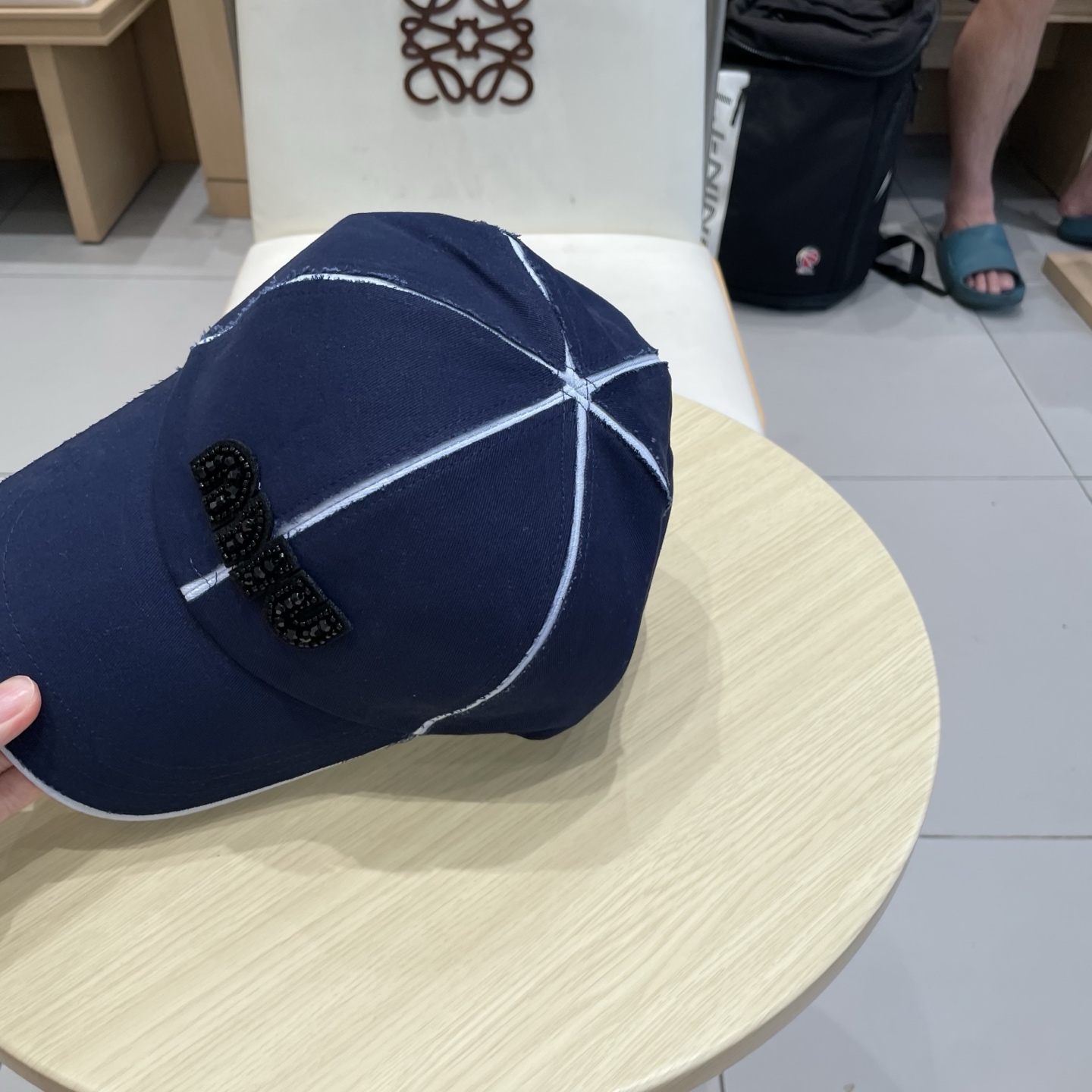  miumiu 上新✓秋款
甜酷十足的棒球帽🧢
扎染工艺设计 很特别‼️