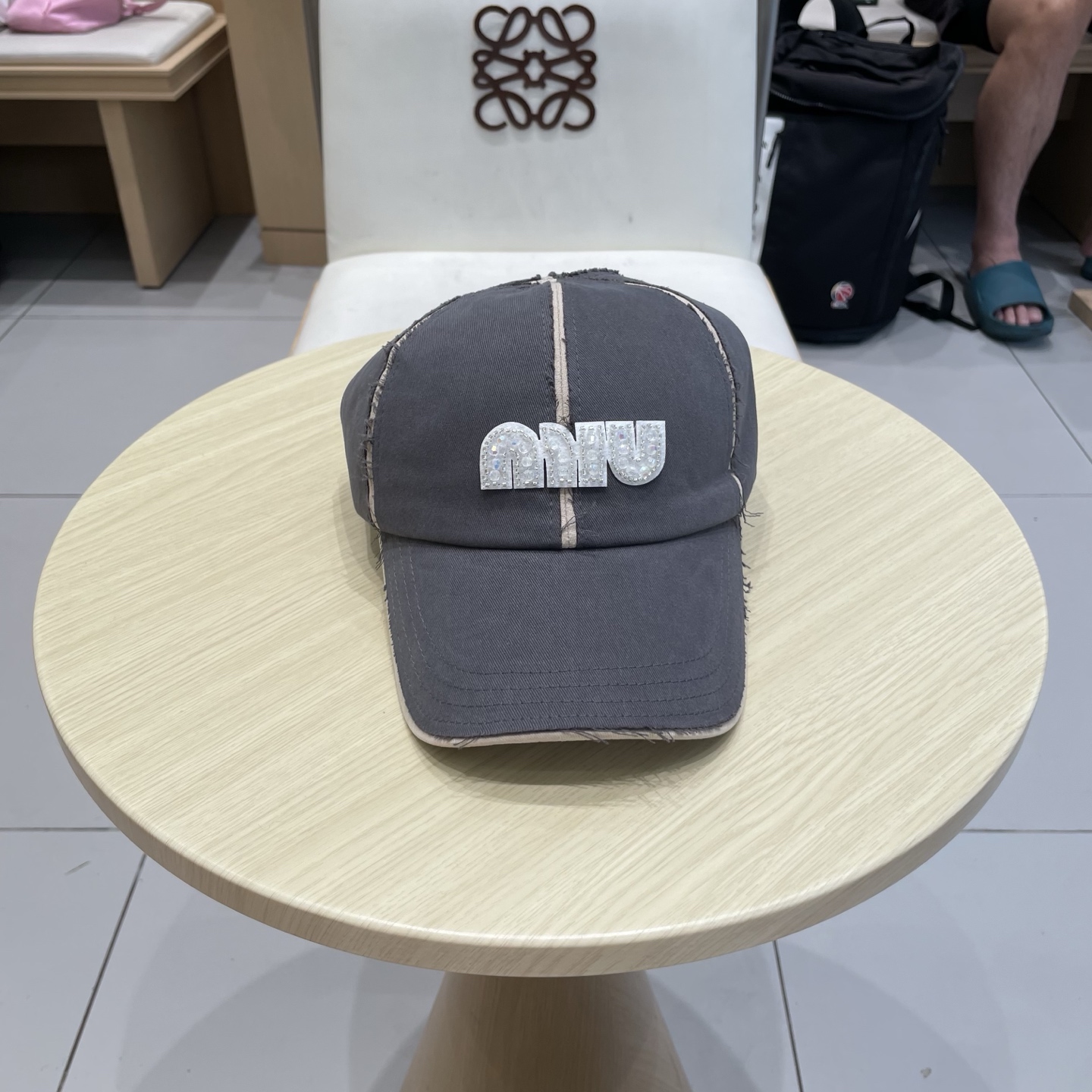  miumiu 上新✓秋款
甜酷十足的棒球帽🧢
扎染工艺设计 很特别‼️