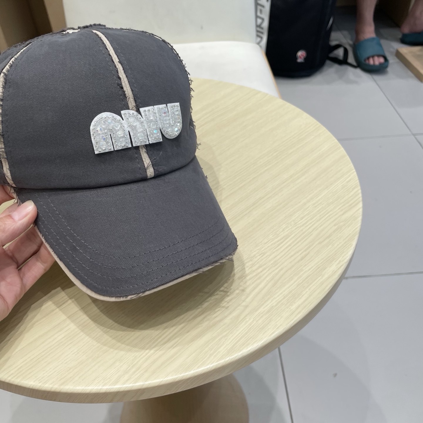  miumiu 上新✓秋款
甜酷十足的棒球帽🧢
扎染工艺设计 很特别‼️