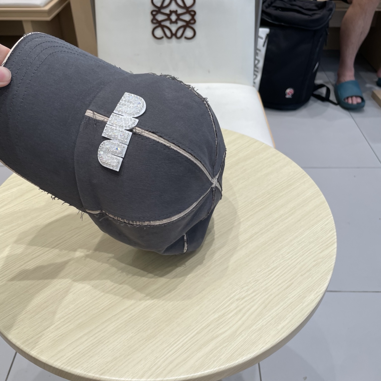  miumiu 上新✓秋款
甜酷十足的棒球帽🧢
扎染工艺设计 很特别‼️