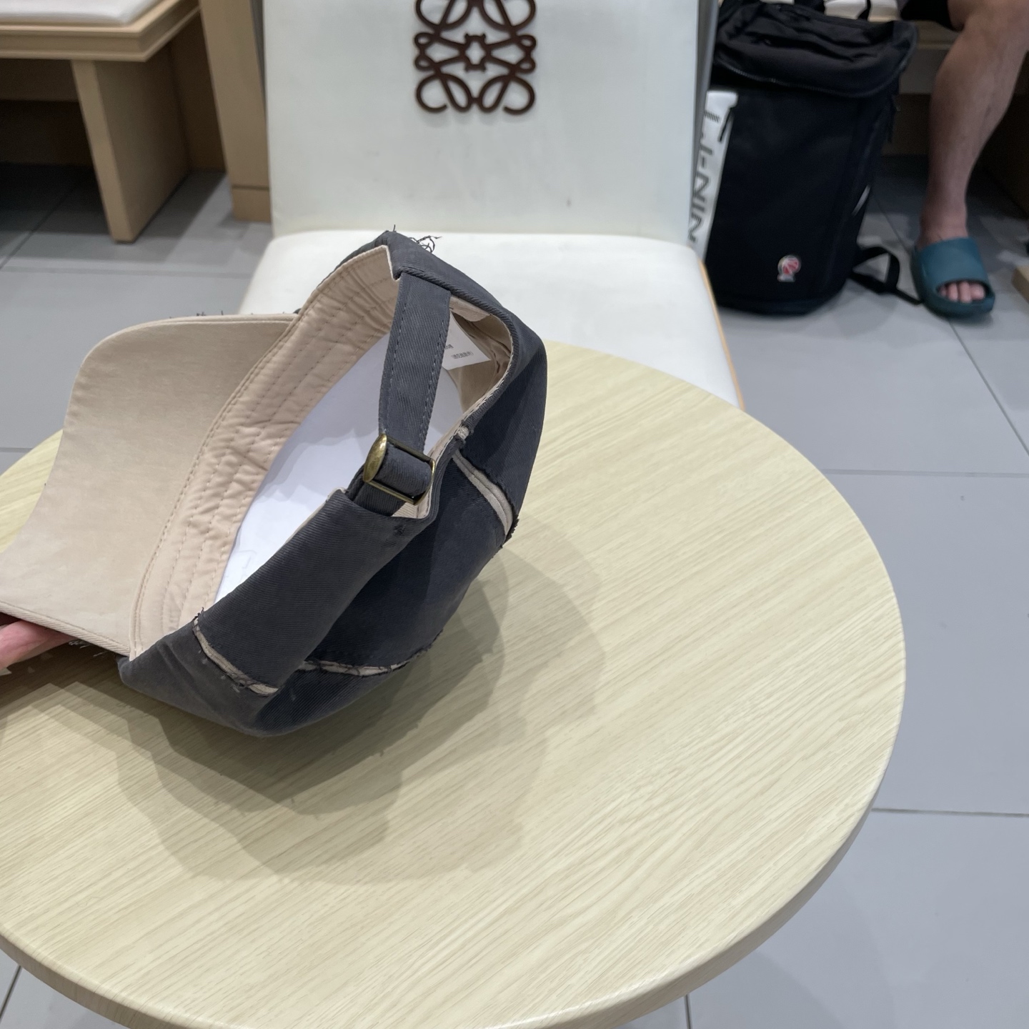  miumiu 上新✓秋款
甜酷十足的棒球帽🧢
扎染工艺设计 很特别‼️