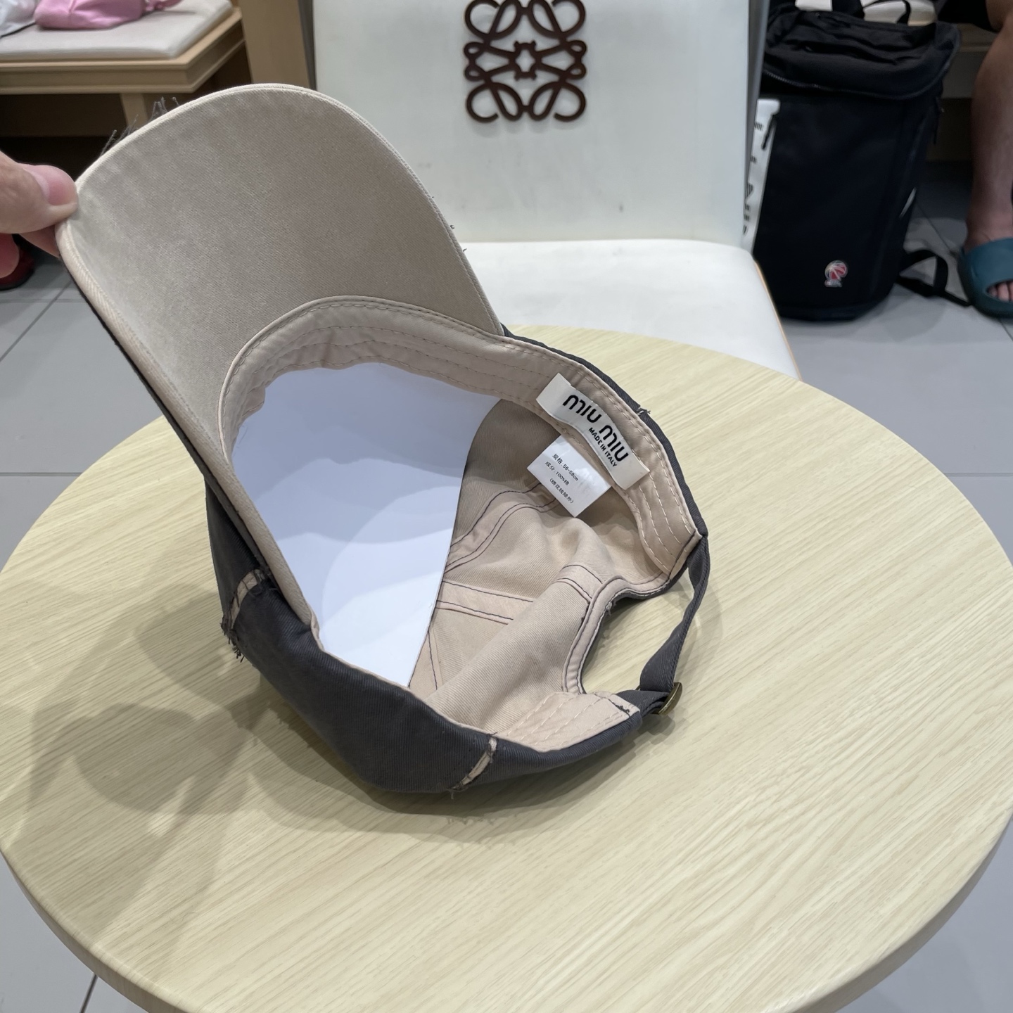  miumiu 上新✓秋款
甜酷十足的棒球帽🧢
扎染工艺设计 很特别‼️