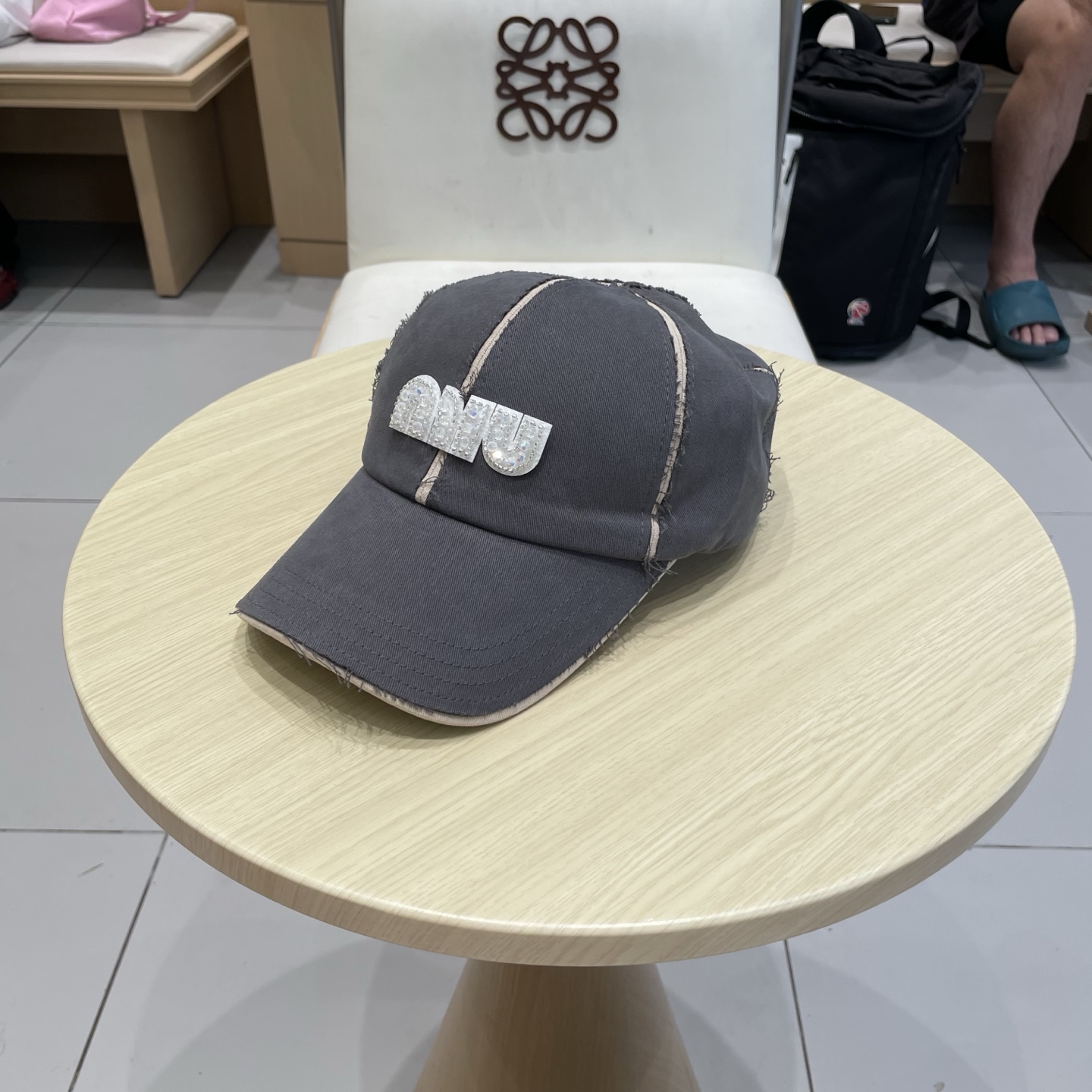 miumiu 上新✓秋款
甜酷十足的棒球帽🧢
扎染工艺设计 很特别‼️