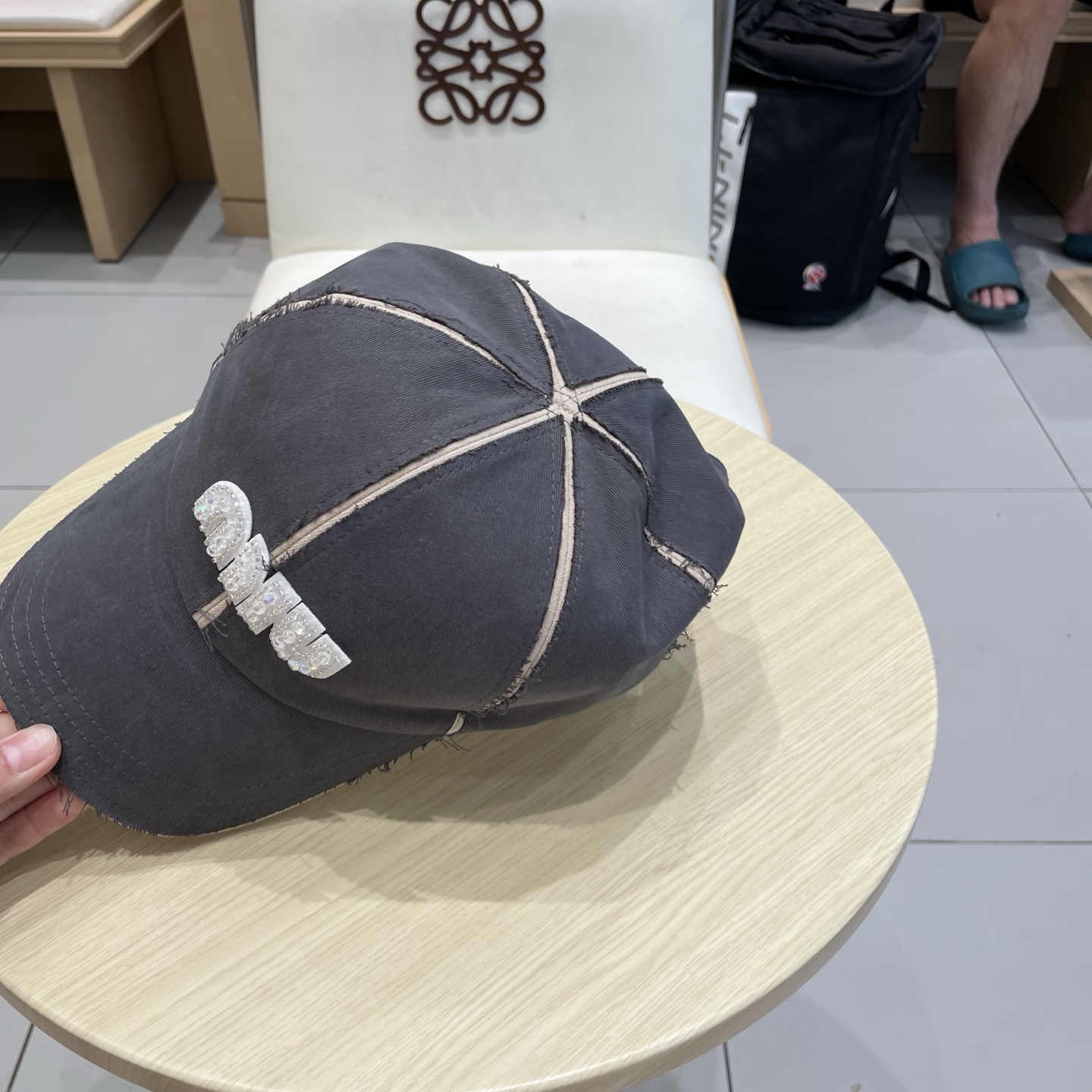  miumiu 上新✓秋款
甜酷十足的棒球帽🧢
扎染工艺设计 很特别‼️