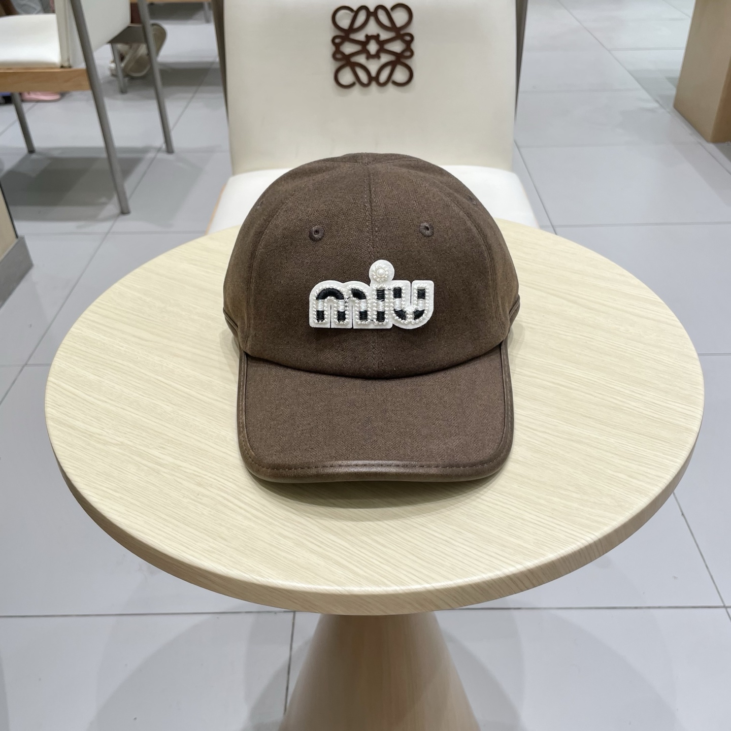 NO:359315,MiuMiu Miu's new baseball cap in autumn and winter. Miumiu corduroy baseball cap is simple, classic and pleasing to the eye!  The sun protection and oil-proof head shape can be used to match couples in minutes. Various versatile!  Believe me, if you can't control the fashionable feeling, add a duck tongue. You can get the blogger's accent at will~ Pure plain colors are not fancy, the main focus is a minimalist atmosphere!  Refreshing and beautiful!  No matter how you match it, you can 