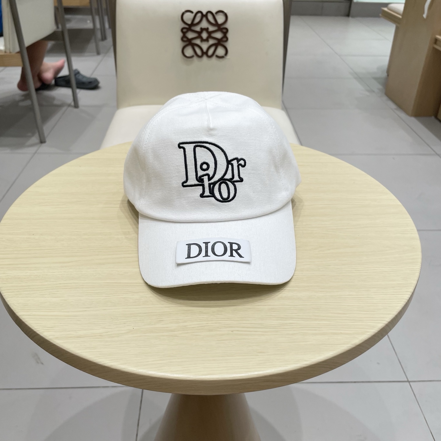 NO:580503,Dior baseball cap is a casual and versatile style. It has a full three-dimensional high skull. The hat shape is on point. The curvature is smooth and natural. It magically improves the face shape and makes your face look smaller immediately. Hats, fisherman hats, baseball caps, knitted hats, hats, dior, espadrilles, hats19860909迪奥棒球帽休闲百搭款 饱满立体高颅顶 帽型正点 弧度流畅线条自然 神奇改善脸型,戴上立马脸小 帽子渔夫帽棒球帽针织帽,帽子,dior,espadrilles,hats,hat