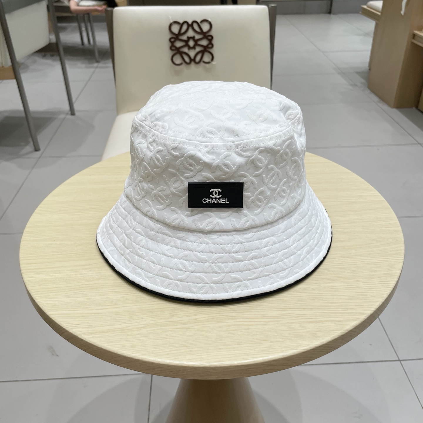 NO:580505,CHANEL Chanel's new denim blue retro style bucket hat. Take it out for holiday travel. It's beautiful. It's a second-hand style. This kind of hat is not easy to match. Ready-made hats, bucket hats, baseball caps, knitted hats, hats, chanel, chanel, espadrilles, hats19860909CHANEL香奈儿新款牛仔蓝复古款渔夫帽 节假日旅游带它出去美美哒 中古款哟.这种帽子不容易撞款 现货帽子渔夫帽棒球帽针织帽,帽子,chanel,chanel,espadrilles,hats,hat
