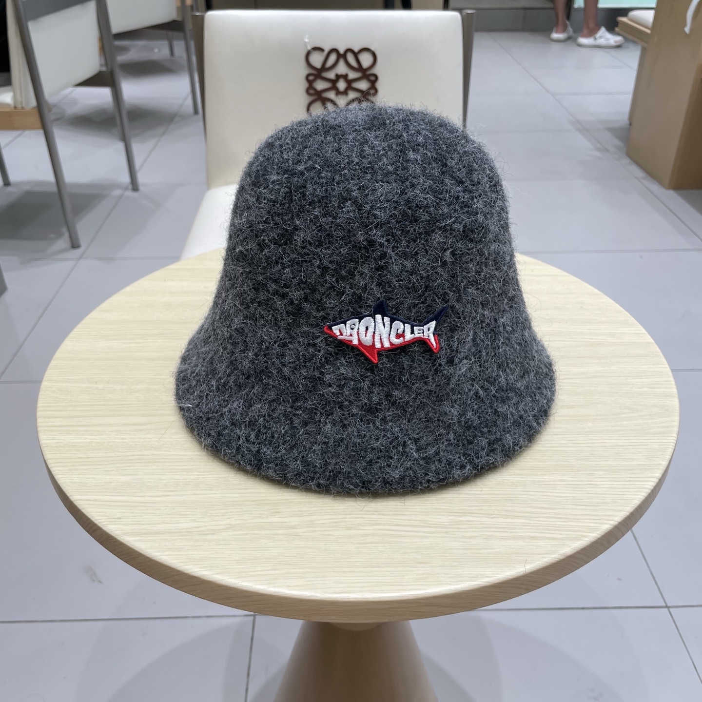 NO:580507,Moncler autumn and winter new woolen fisherman hat for women, Korean version, high-end, versatile, warm and face-friendly, small bucket hat, cold hat, basin hat, fisherman hat, baseball cap, knitted hat, hat, Moncler, Moncler, espadrilles, hats19860909蒙口Moncler盟可睐秋冬新款毛呢渔夫帽女韩版高级感百搭保暖显脸小水桶帽冷帽盆帽帽子渔夫帽棒球帽针织帽,帽子,Moncler,Moncler,espadrilles,hats,hat