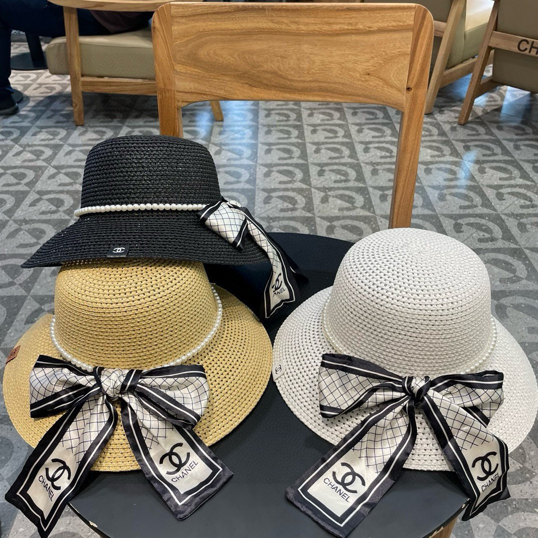   【CHANEL香奈儿】的新款草编镂空遮阳平顶草帽🤩沙滩风，简约大方，百搭单品～出街首选，
