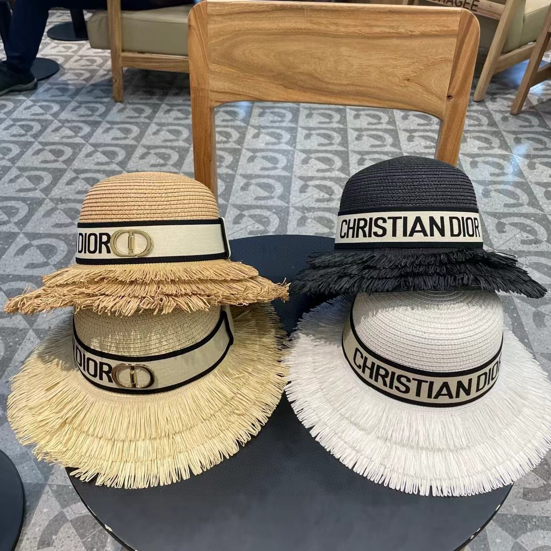    【DIOR迪奥】的新款草编遮阳草帽大沿帽🤩沙滩风，简约大方，百搭单品～出街首选，新款帽型超美腻，新