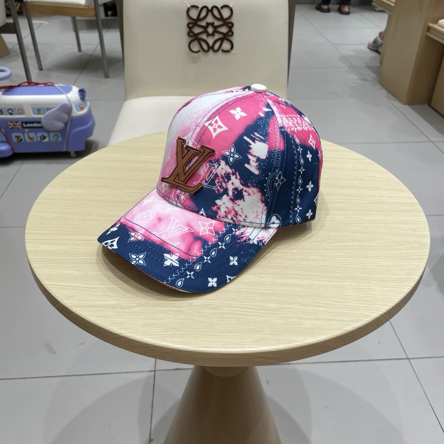 🧢路易威登棒球帽 LouisVuitton😍新款LV棒球帽，重工打造♥️高端大气，百搭款🤗男女通用！跑量