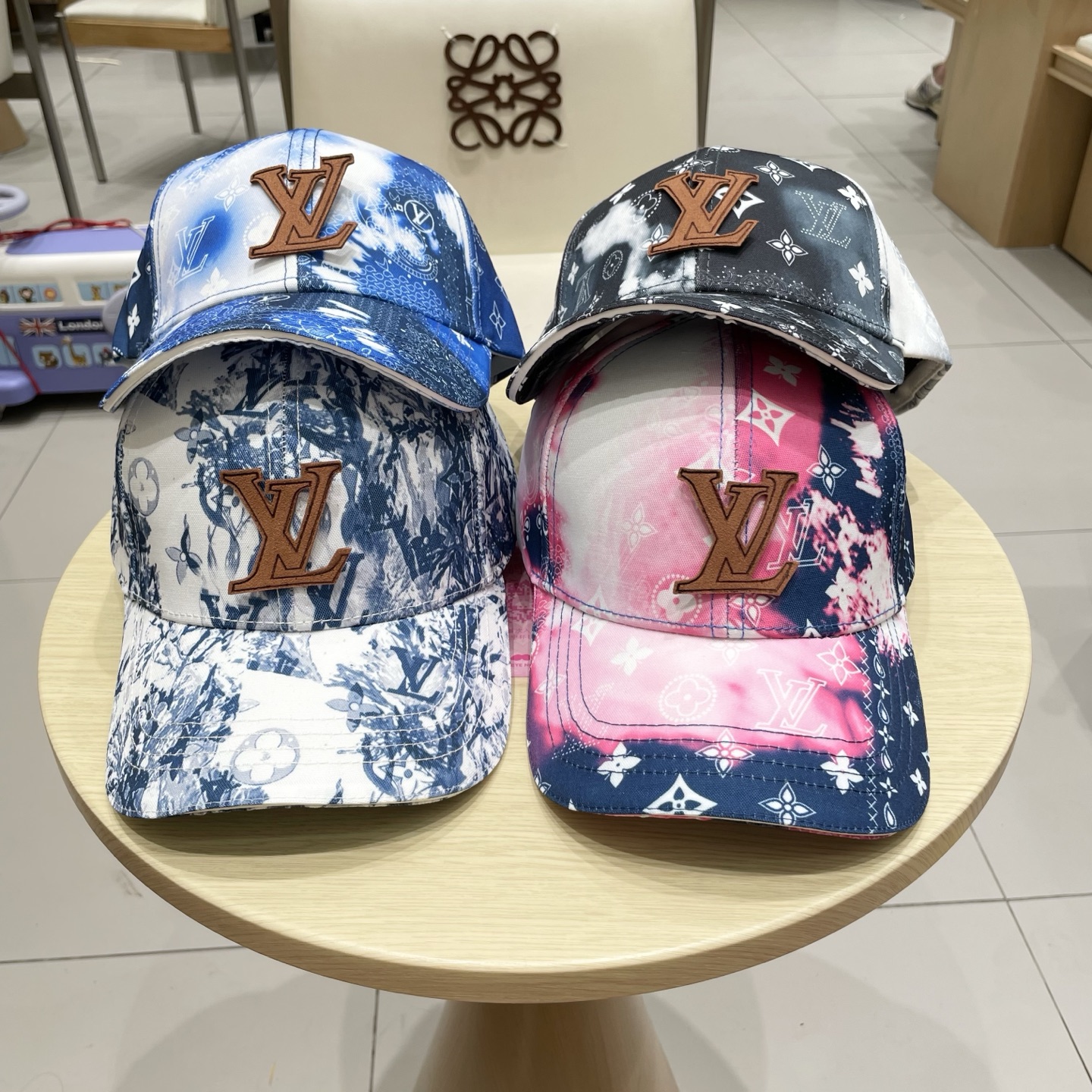 🧢路易威登棒球帽 LouisVuitton😍新款LV棒球帽，重工打造♥️高端大气，百搭款🤗男女通用！跑量
