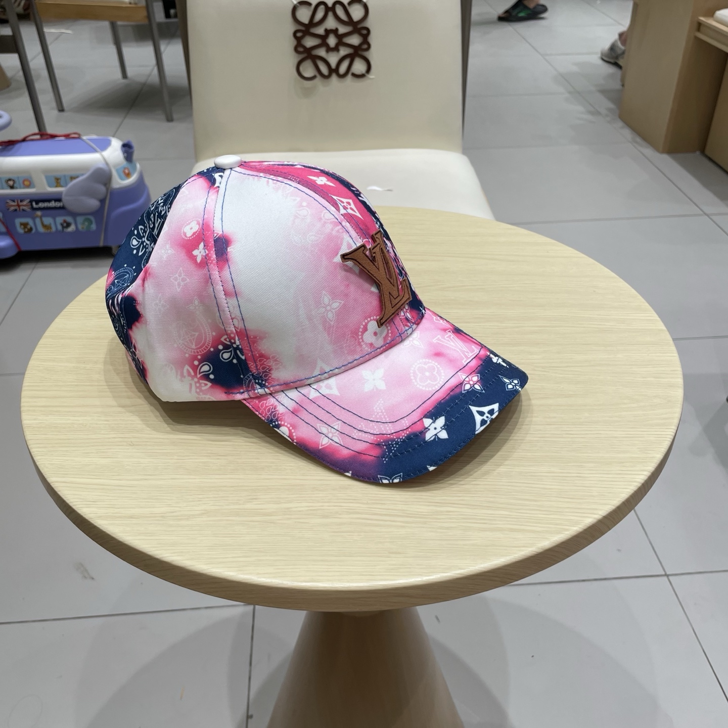 🧢路易威登棒球帽 LouisVuitton😍新款LV棒球帽，重工打造♥️高端大气，百搭款🤗男女通用！跑量