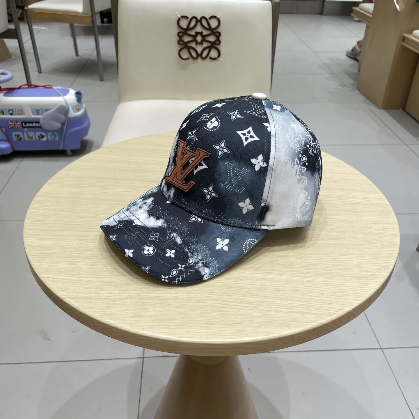 🧢路易威登棒球帽 LouisVuitton😍新款LV棒球帽，重工打造♥️高端大气，百搭款🤗男女通用！跑量