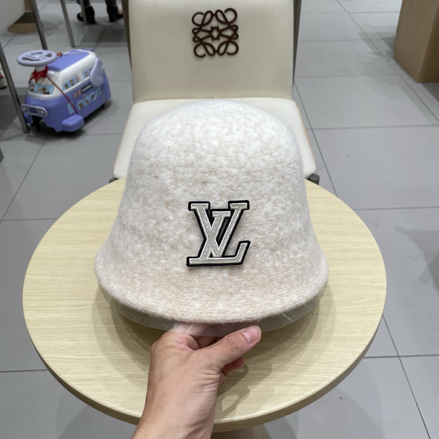 🧢路易威登棒球帽 LouisVuitton😍复古羊毛黑色渔夫帽秋冬季女士保暖护耳针织帽子显脸小盆帽