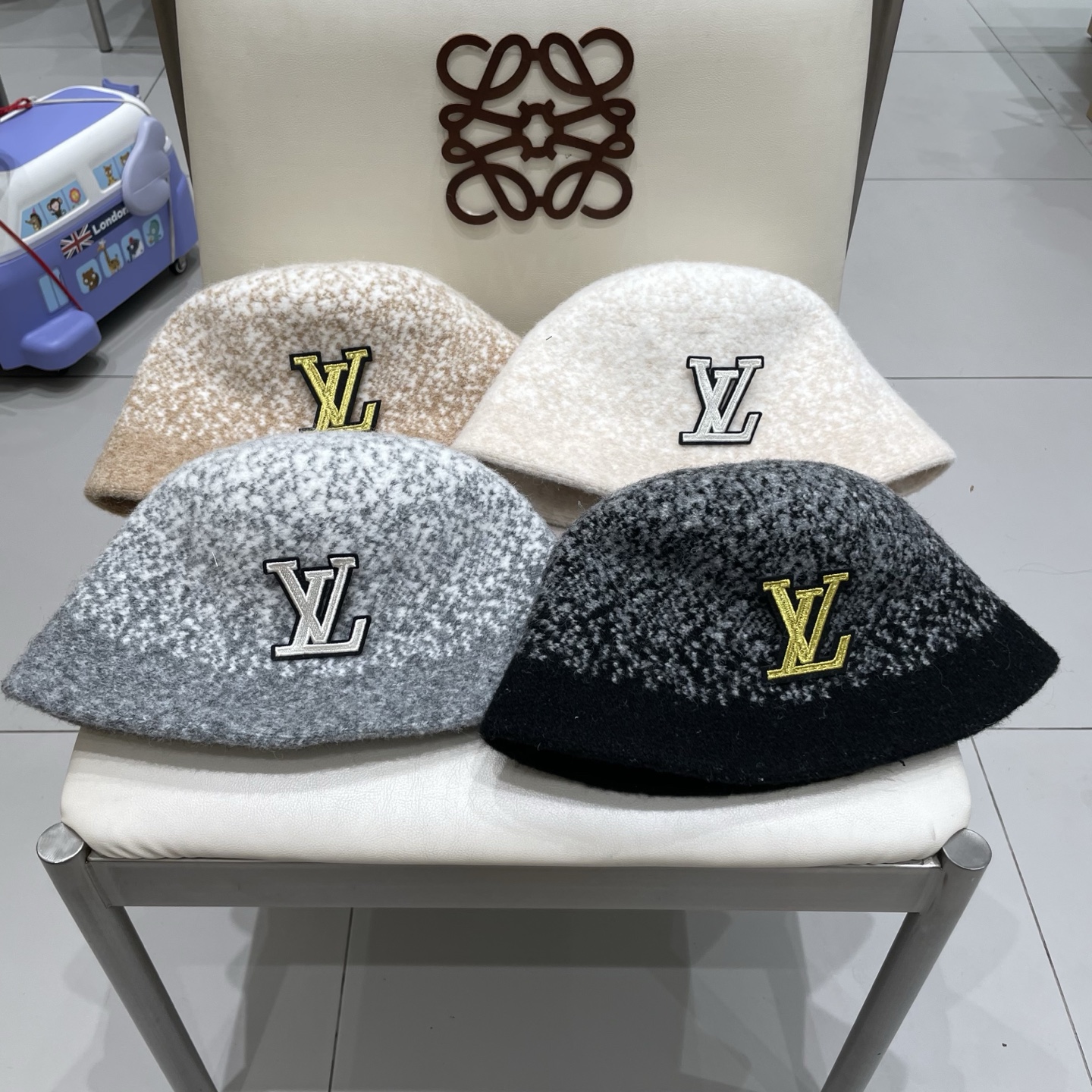  🧢路易威登棒球帽 LouisVuitton😍复古羊毛黑色渔夫帽秋冬季女士保暖护耳针织帽子显脸小盆帽
