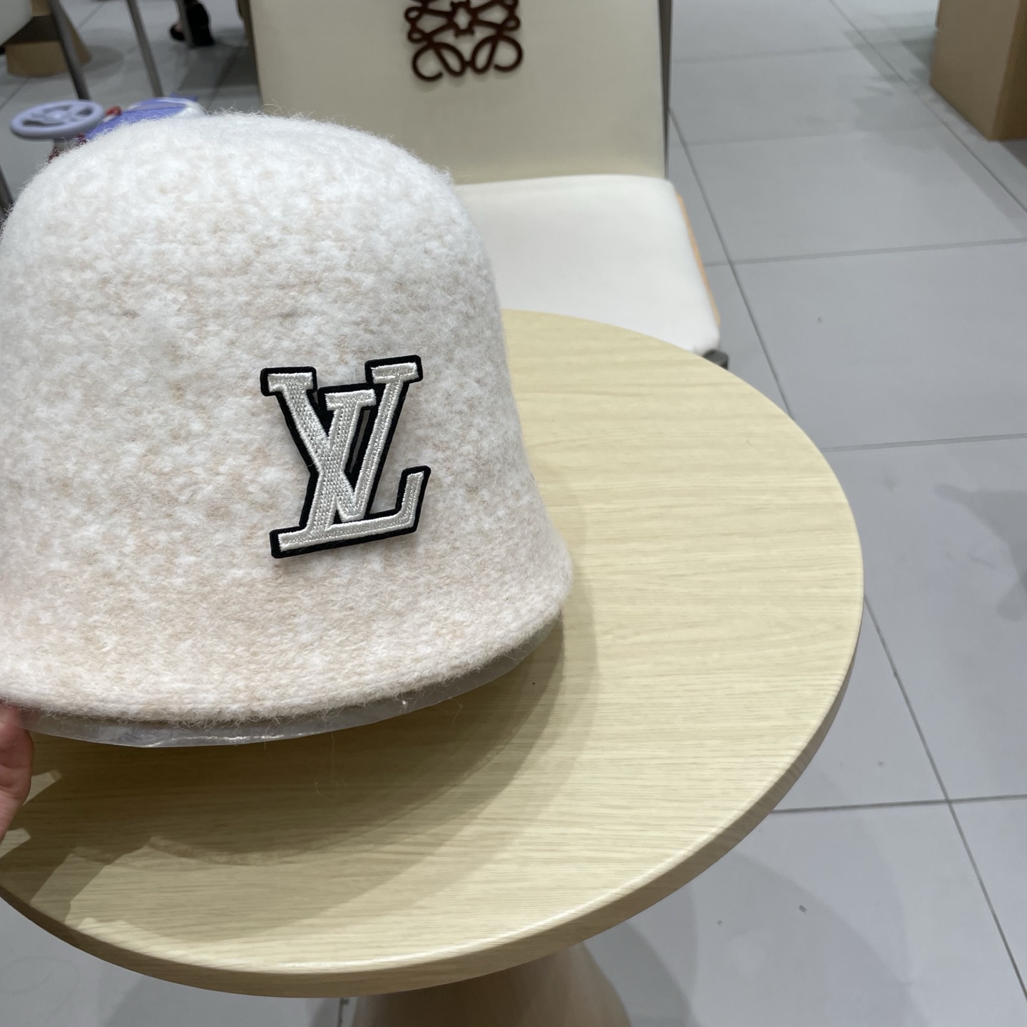 🧢路易威登棒球帽 LouisVuitton😍复古羊毛黑色渔夫帽秋冬季女士保暖护耳针织帽子显脸小盆帽