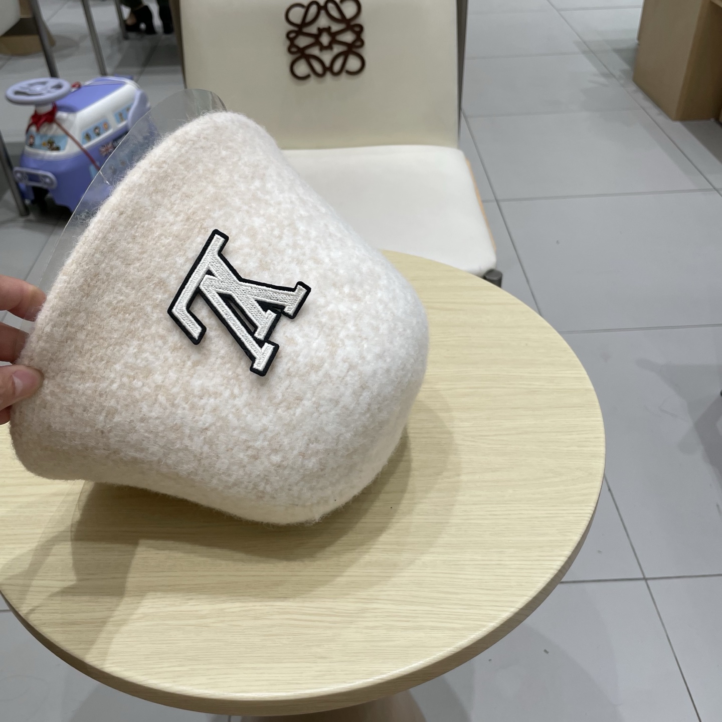 🧢路易威登棒球帽 LouisVuitton😍复古羊毛黑色渔夫帽秋冬季女士保暖护耳针织帽子显脸小盆帽