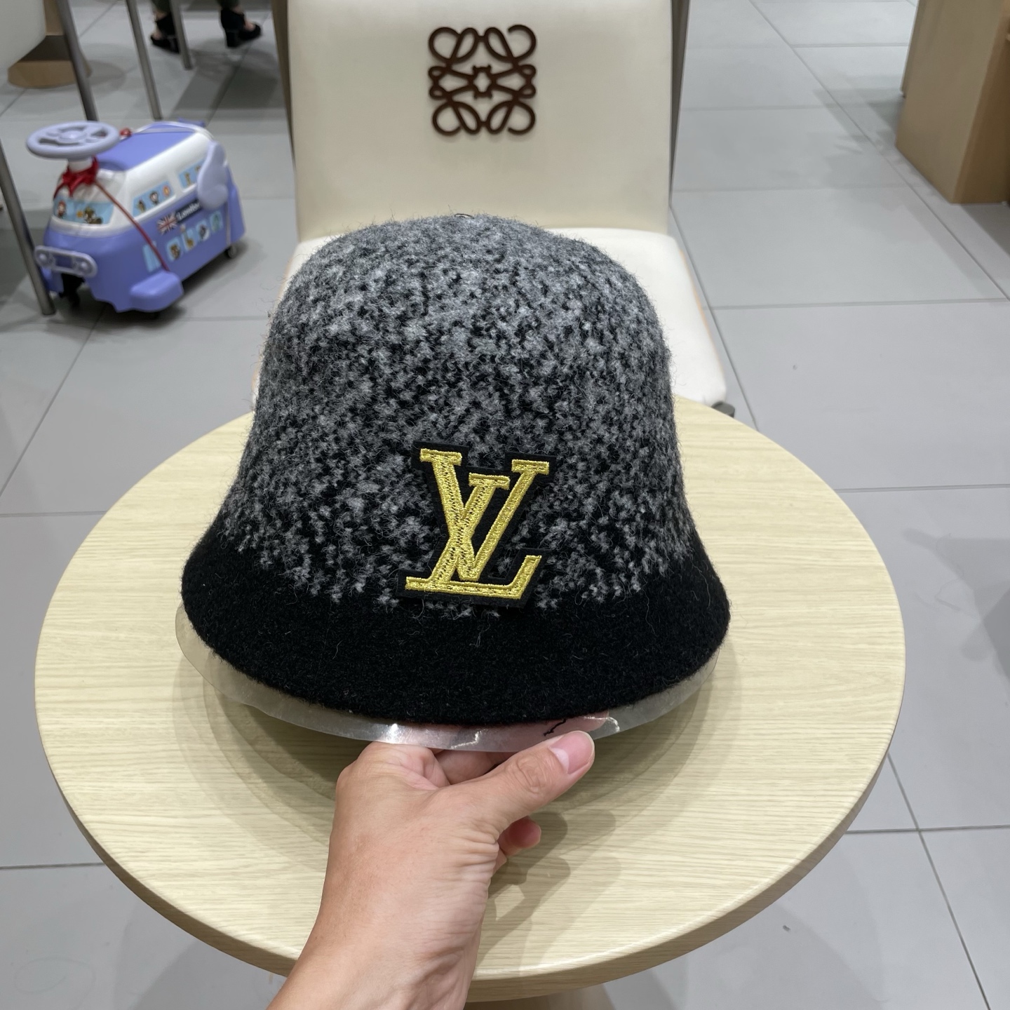 🧢路易威登棒球帽 LouisVuitton😍复古羊毛黑色渔夫帽秋冬季女士保暖护耳针织帽子显脸小盆帽