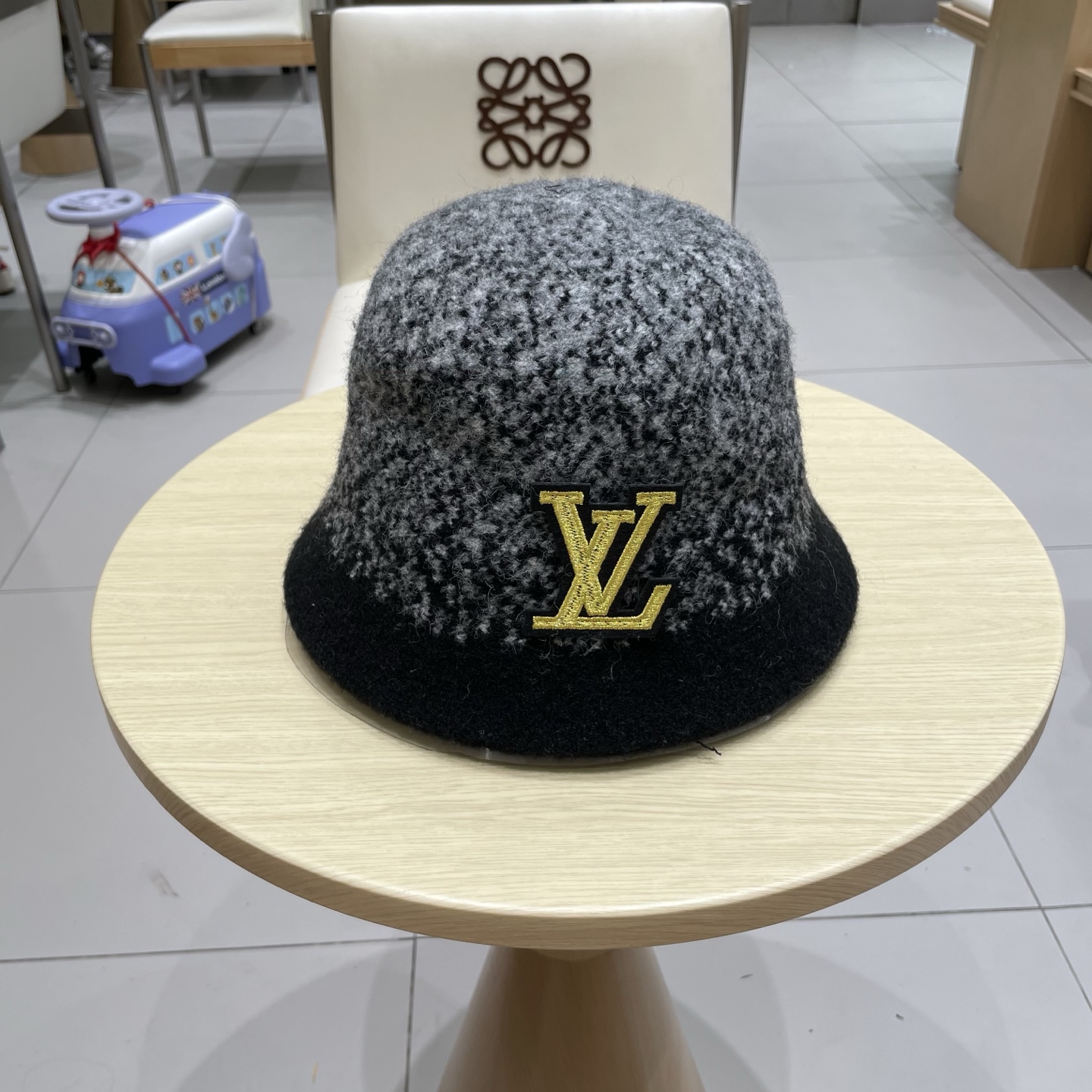🧢路易威登棒球帽 LouisVuitton😍复古羊毛黑色渔夫帽秋冬季女士保暖护耳针织帽子显脸小盆帽