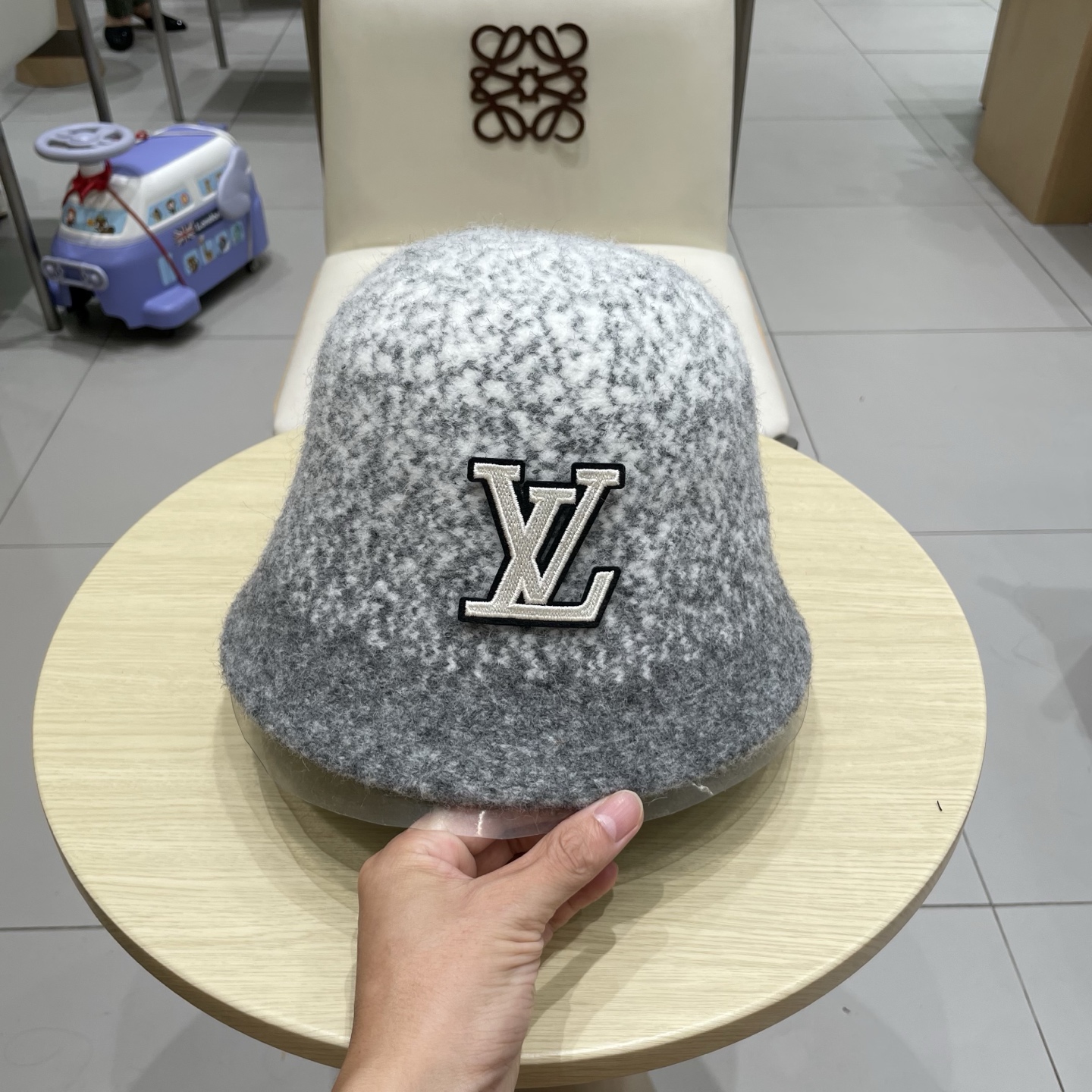 🧢路易威登棒球帽 LouisVuitton😍复古羊毛黑色渔夫帽秋冬季女士保暖护耳针织帽子显脸小盆帽