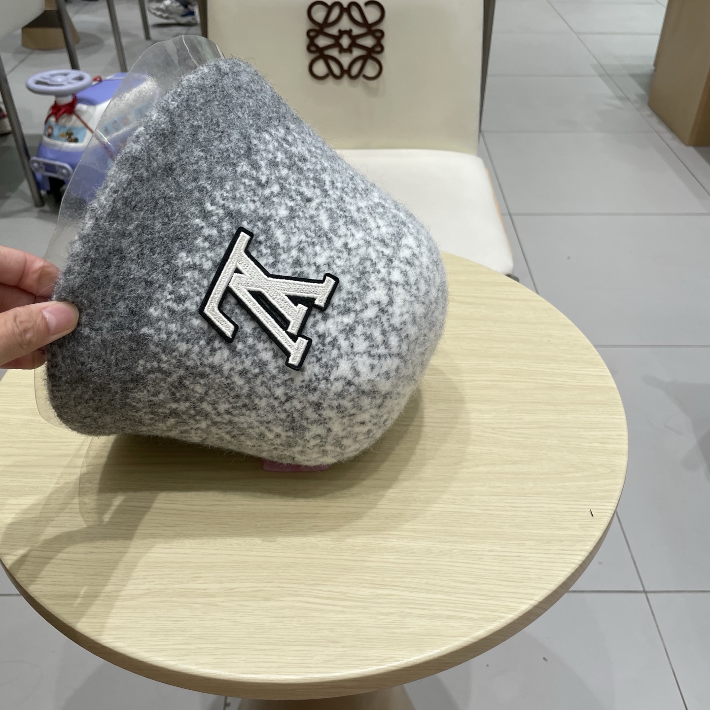 🧢路易威登棒球帽 LouisVuitton😍复古羊毛黑色渔夫帽秋冬季女士保暖护耳针织帽子显脸小盆帽