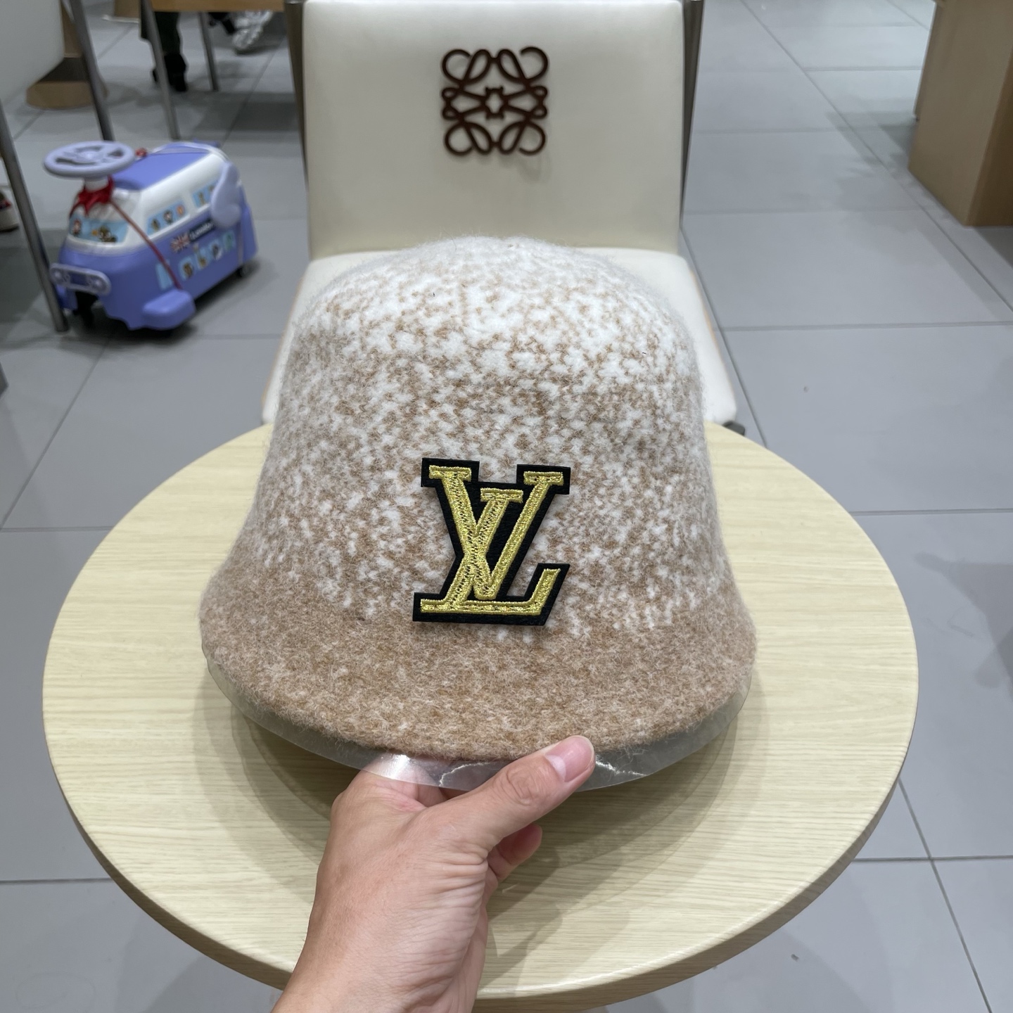 🧢路易威登棒球帽 LouisVuitton😍复古羊毛黑色渔夫帽秋冬季女士保暖护耳针织帽子显脸小盆帽