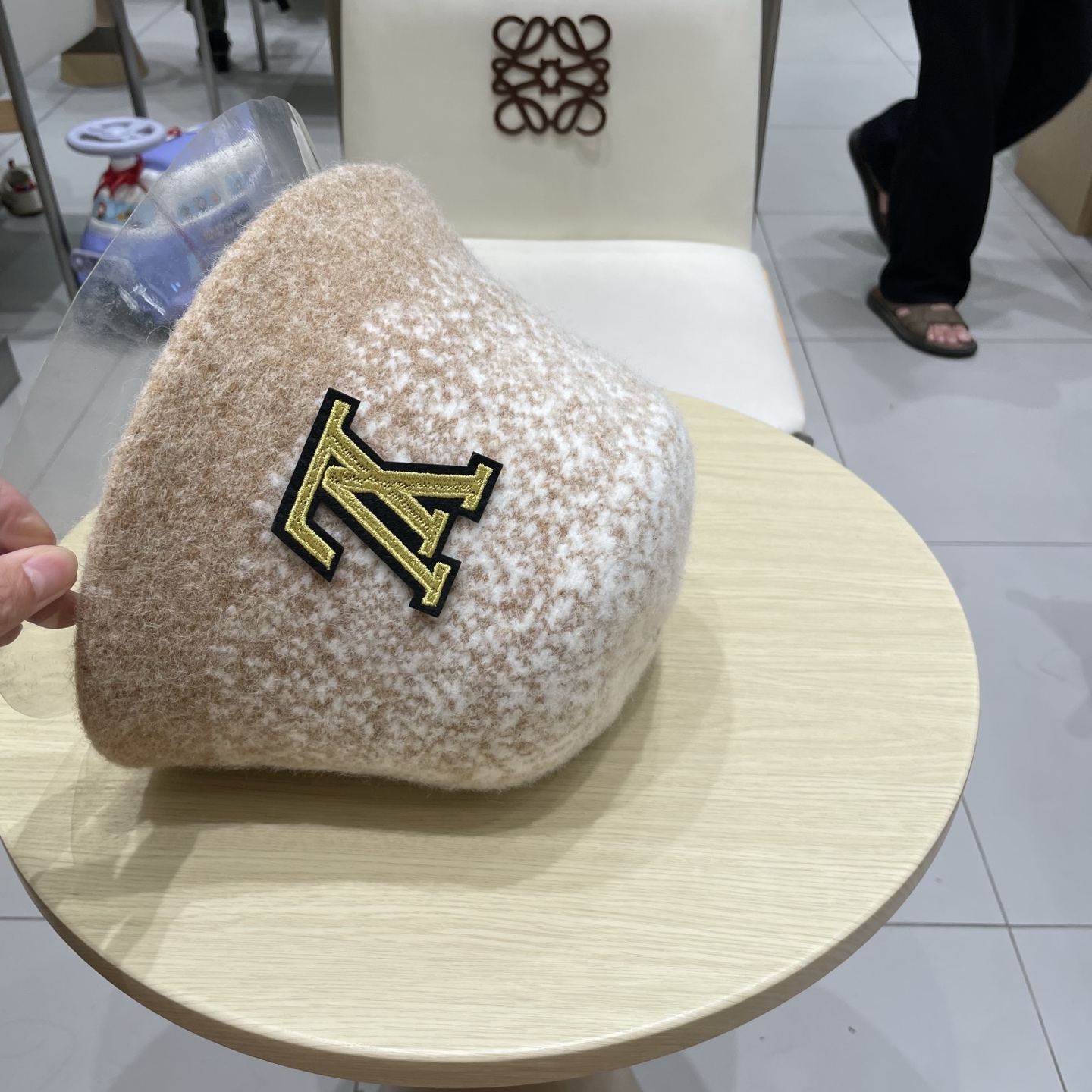 🧢路易威登棒球帽 LouisVuitton😍复古羊毛黑色渔夫帽秋冬季女士保暖护耳针织帽子显脸小盆帽