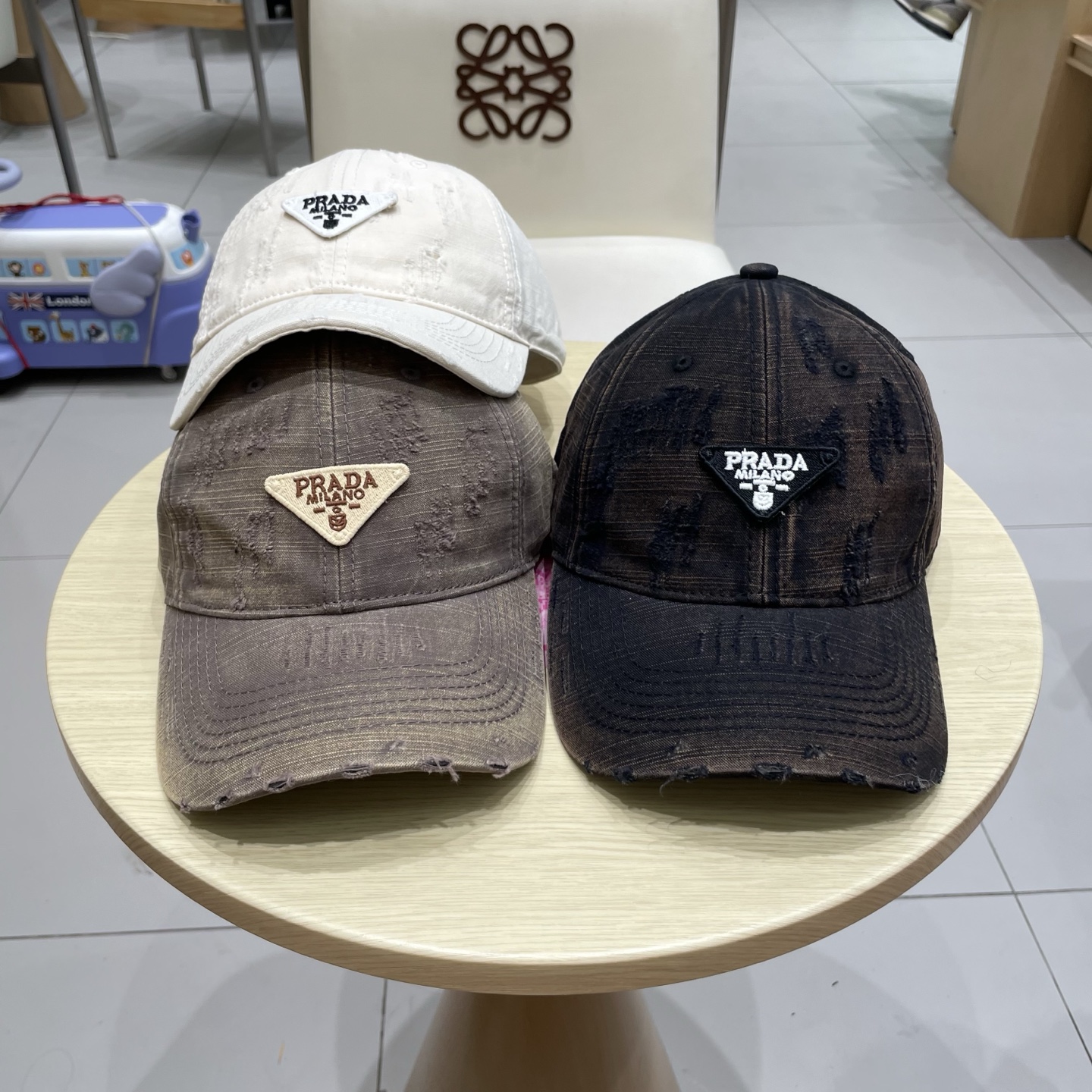  普拉达棒球帽秋款
设计感超强，让人耳目一新
头型非常好，可以修饰各种头型，实力百搭款