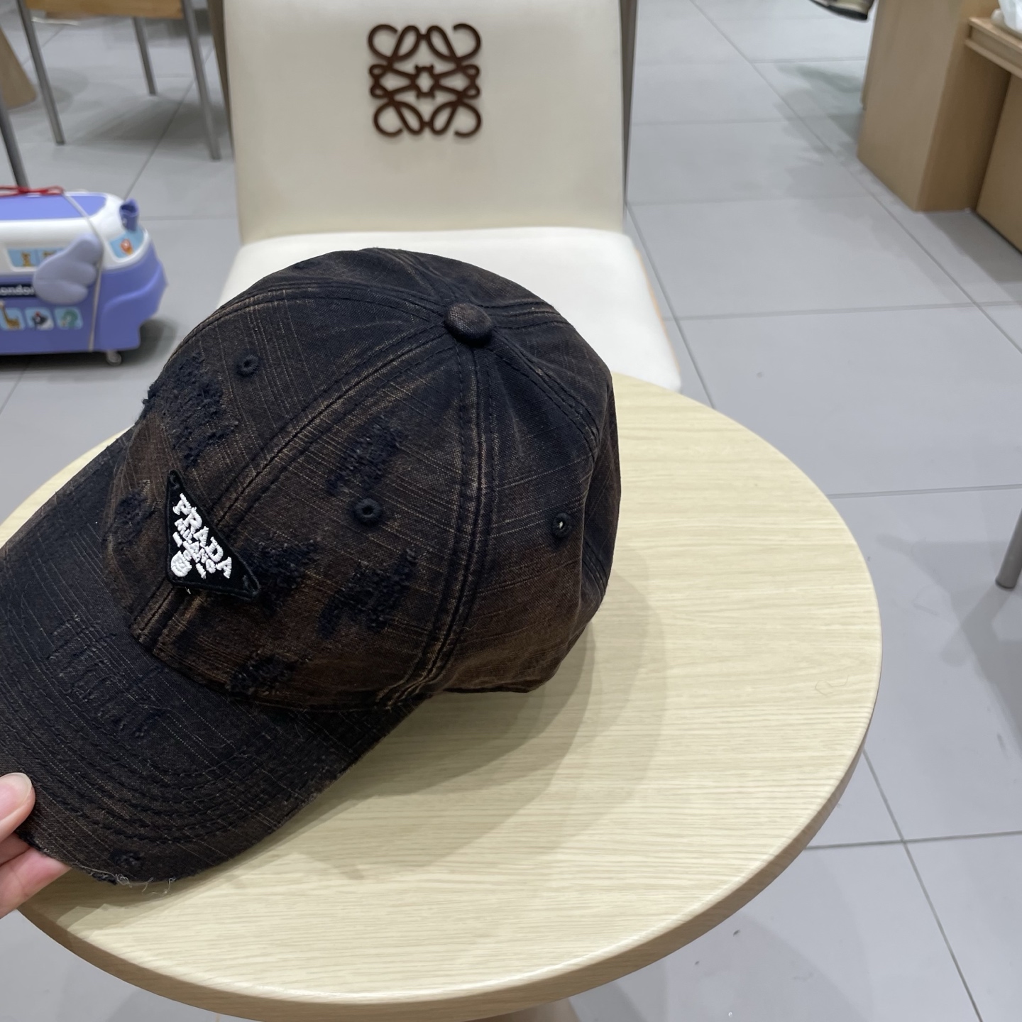  普拉达棒球帽秋款
设计感超强，让人耳目一新
头型非常好，可以修饰各种头型，实力百搭款