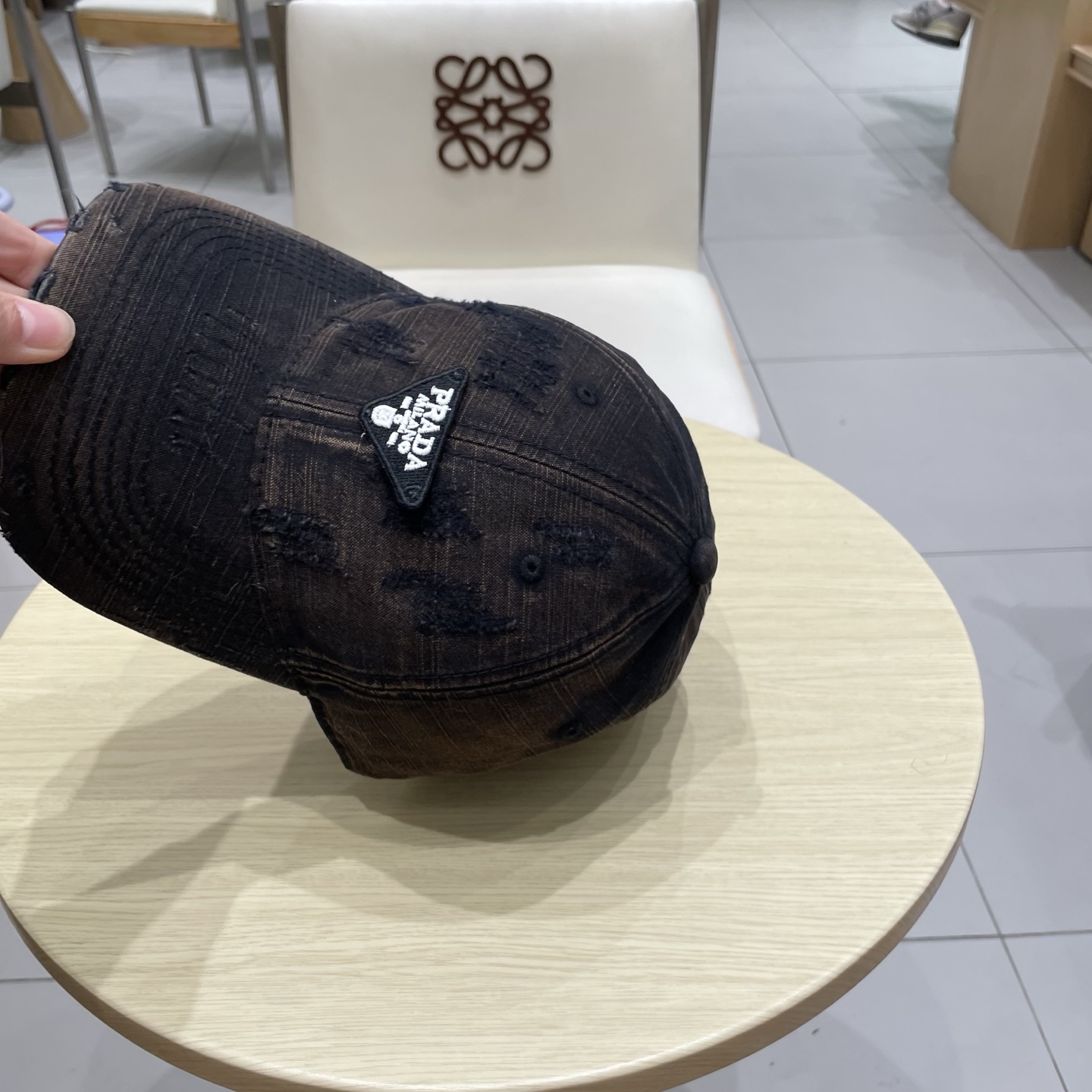  普拉达棒球帽秋款
设计感超强，让人耳目一新
头型非常好，可以修饰各种头型，实力百搭款