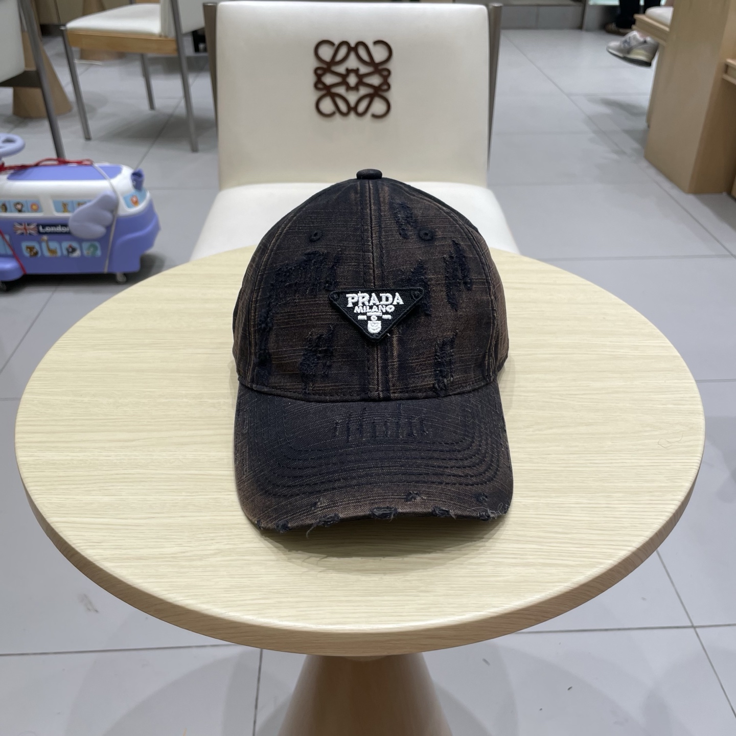  普拉达棒球帽秋款
设计感超强，让人耳目一新
头型非常好，可以修饰各种头型，实力百搭款