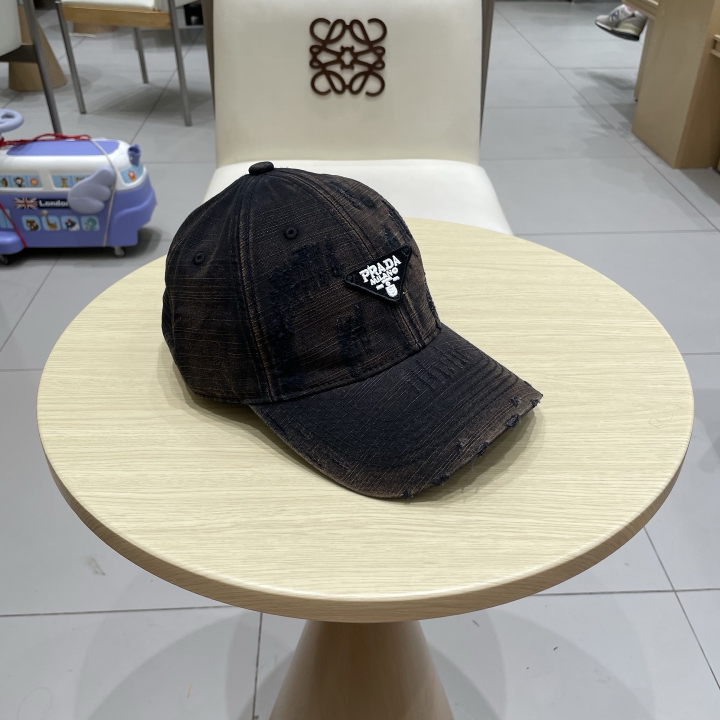  普拉达棒球帽秋款
设计感超强，让人耳目一新
头型非常好，可以修饰各种头型，实力百搭款