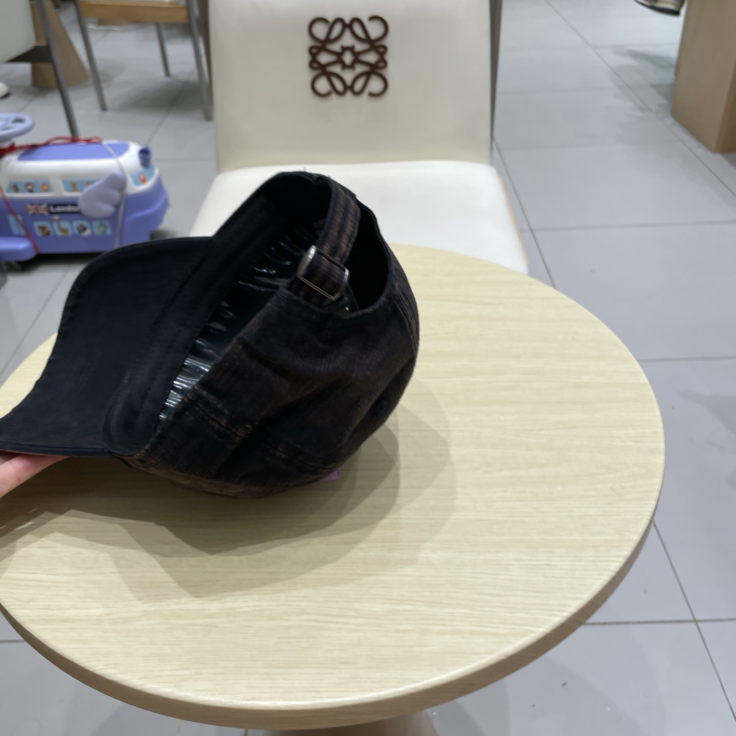  普拉达棒球帽秋款
设计感超强，让人耳目一新
头型非常好，可以修饰各种头型，实力百搭款