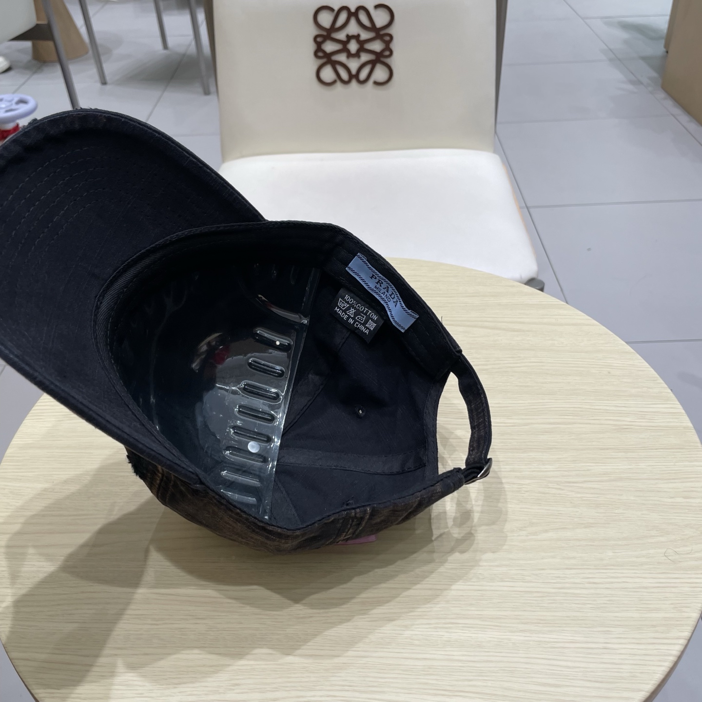  普拉达棒球帽秋款
设计感超强，让人耳目一新
头型非常好，可以修饰各种头型，实力百搭款