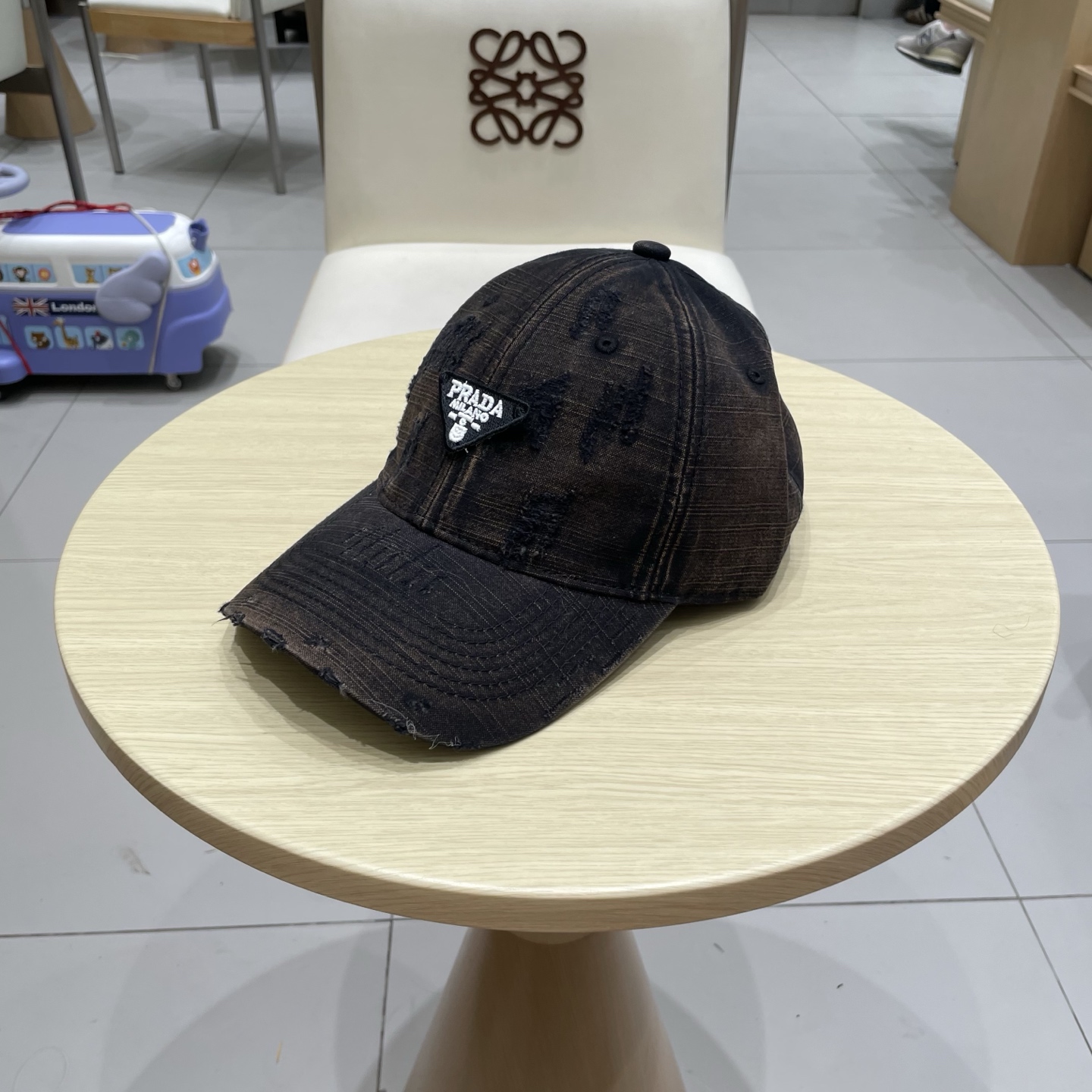  普拉达棒球帽秋款
设计感超强，让人耳目一新
头型非常好，可以修饰各种头型，实力百搭款