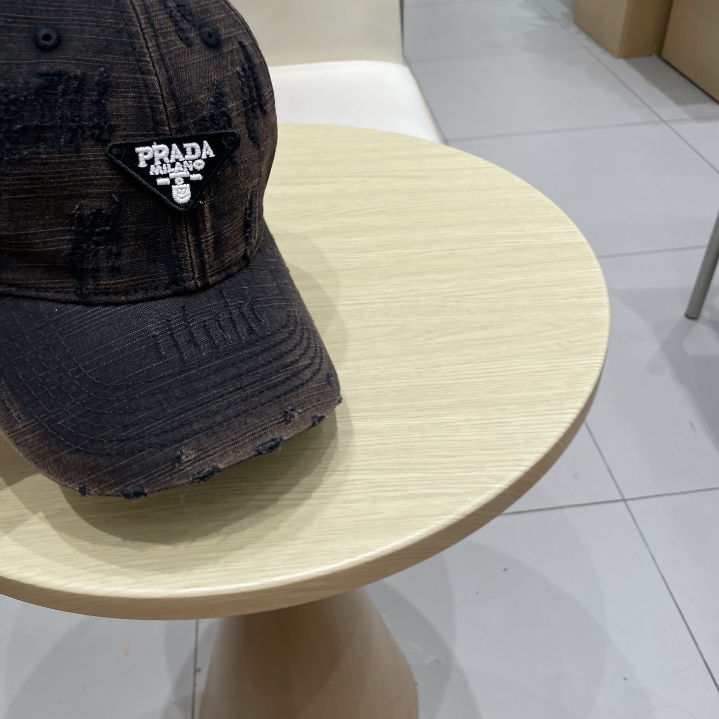  普拉达棒球帽秋款
设计感超强，让人耳目一新
头型非常好，可以修饰各种头型，实力百搭款