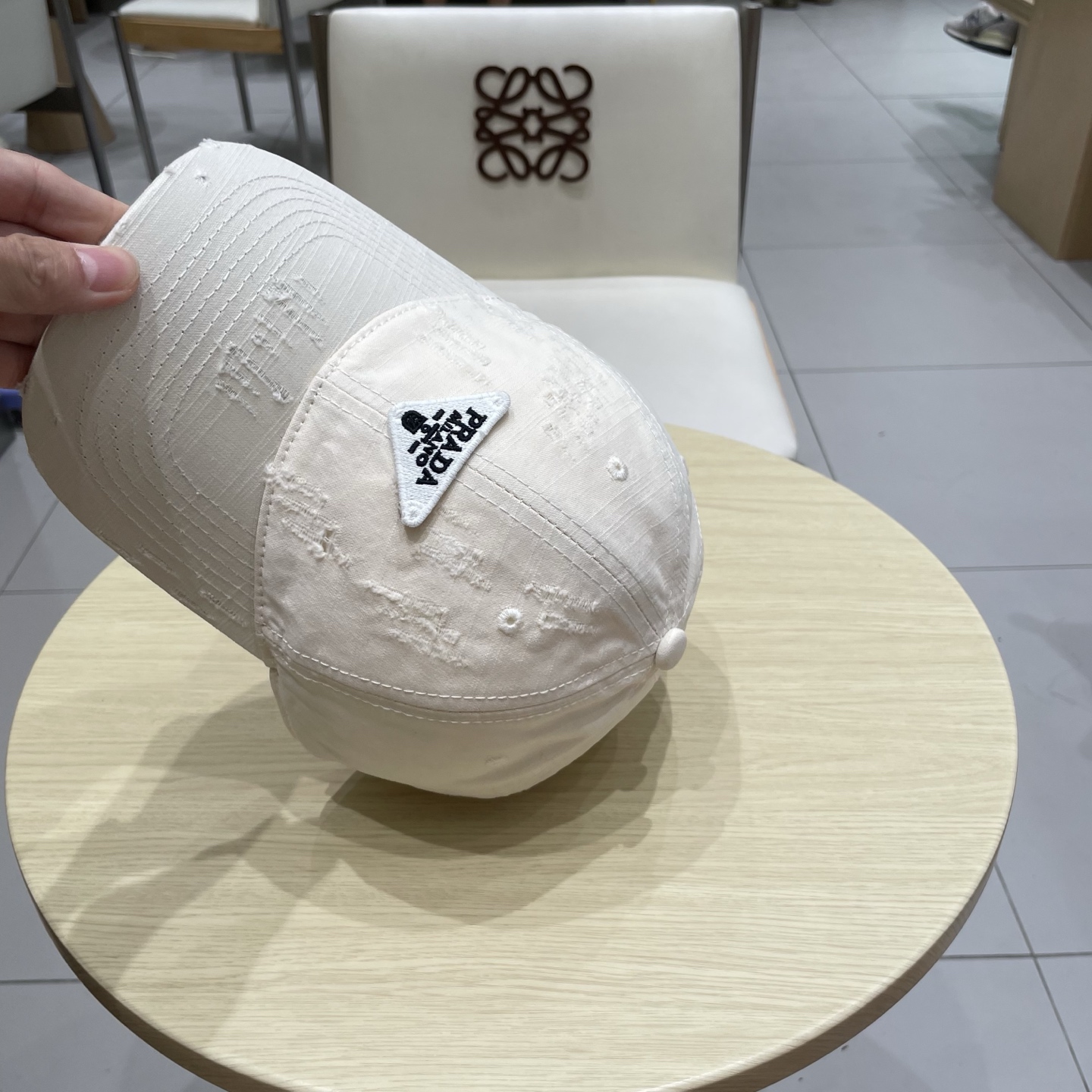  普拉达棒球帽秋款
设计感超强，让人耳目一新
头型非常好，可以修饰各种头型，实力百搭款