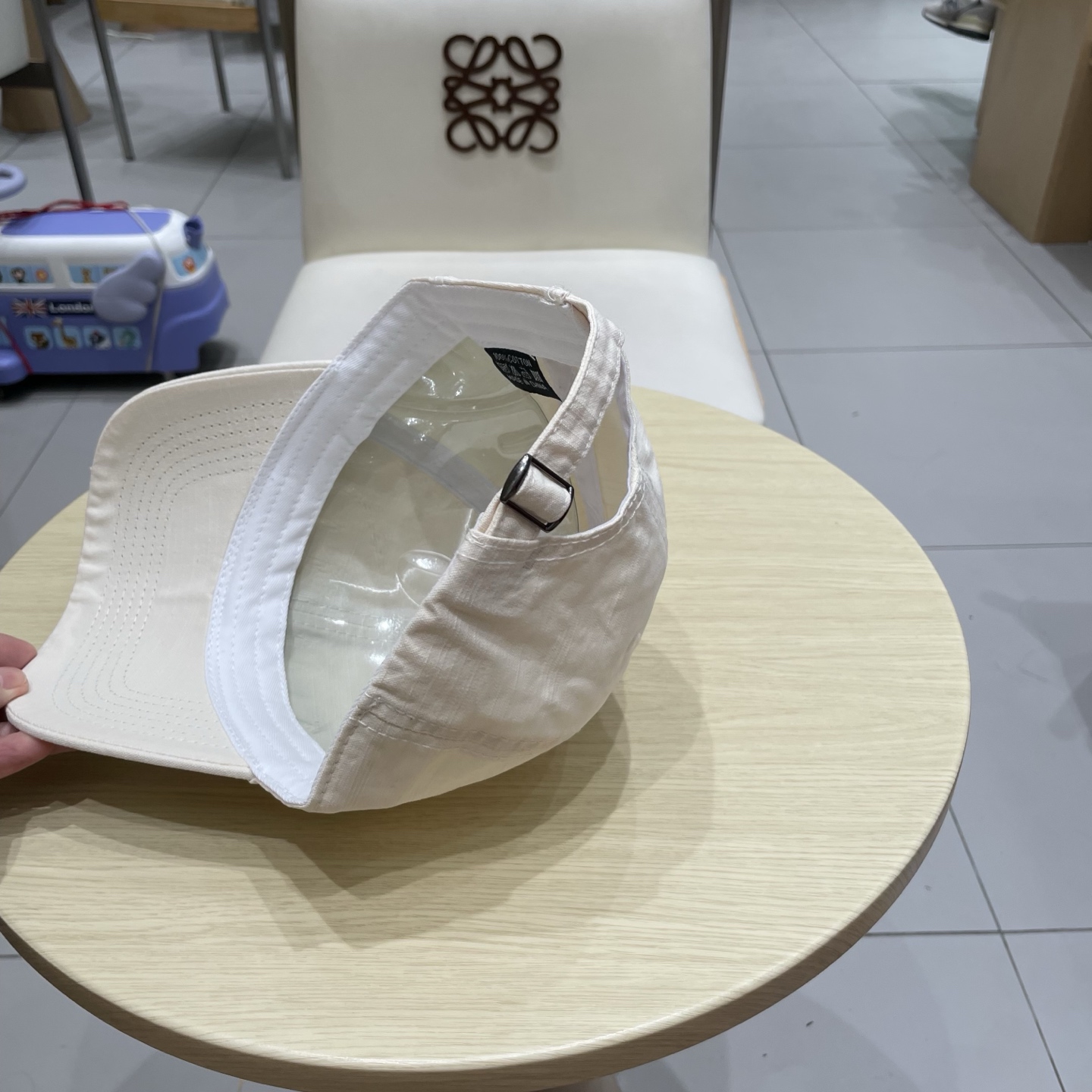  普拉达棒球帽秋款
设计感超强，让人耳目一新
头型非常好，可以修饰各种头型，实力百搭款