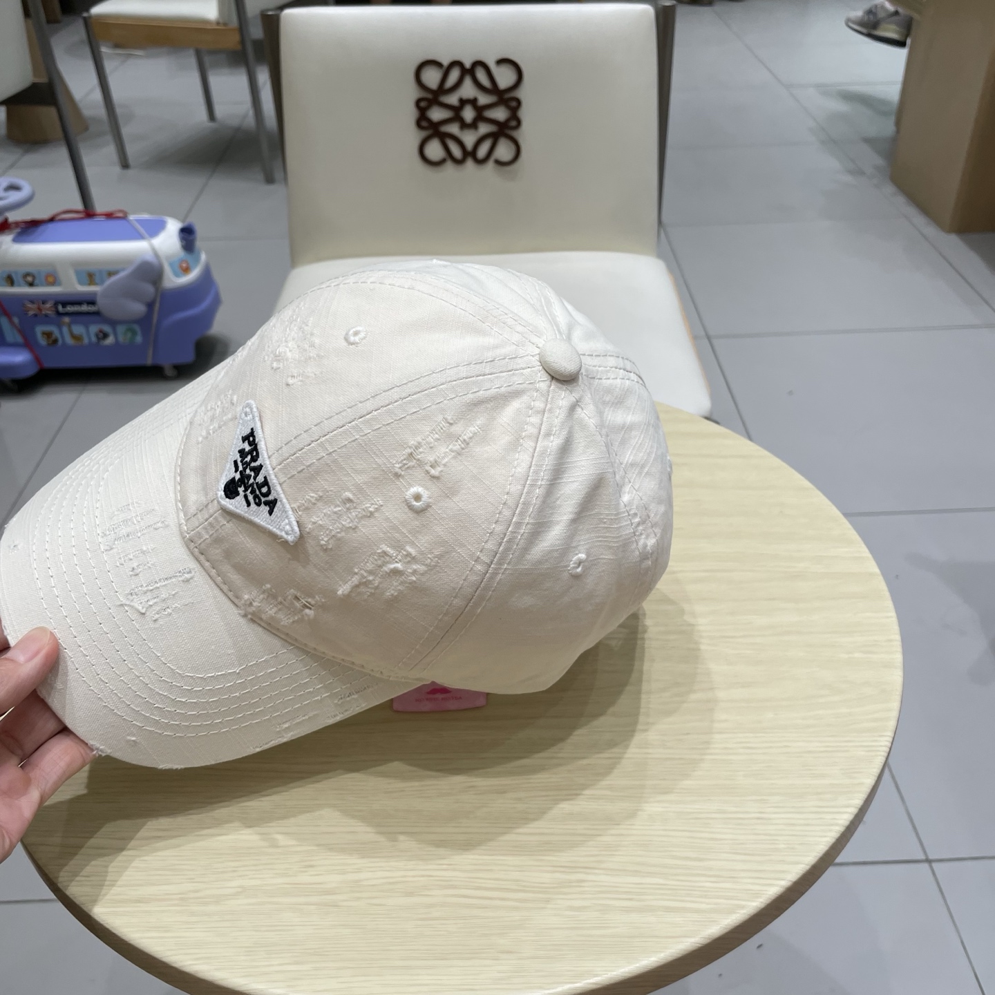  普拉达棒球帽秋款
设计感超强，让人耳目一新
头型非常好，可以修饰各种头型，实力百搭款