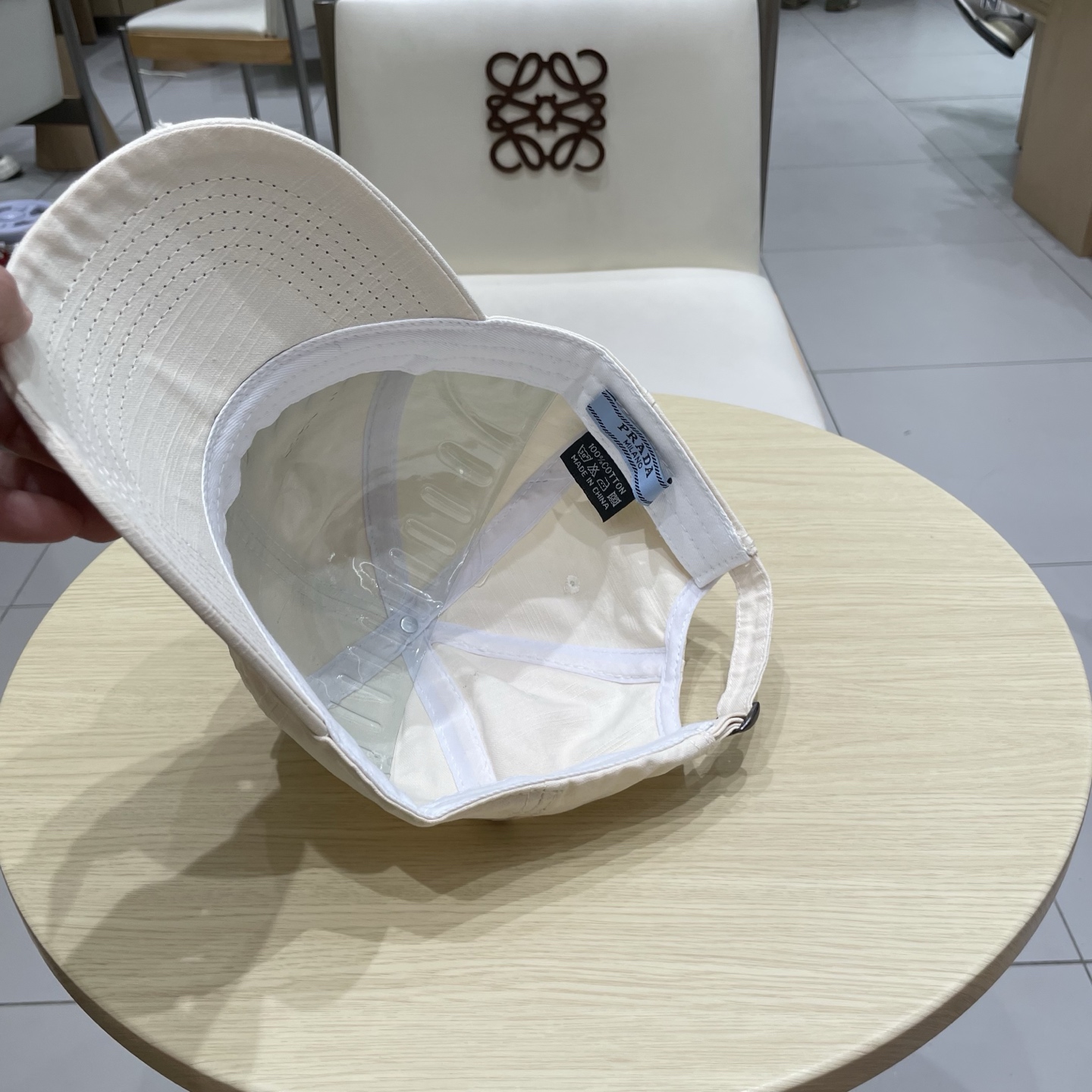  普拉达棒球帽秋款
设计感超强，让人耳目一新
头型非常好，可以修饰各种头型，实力百搭款